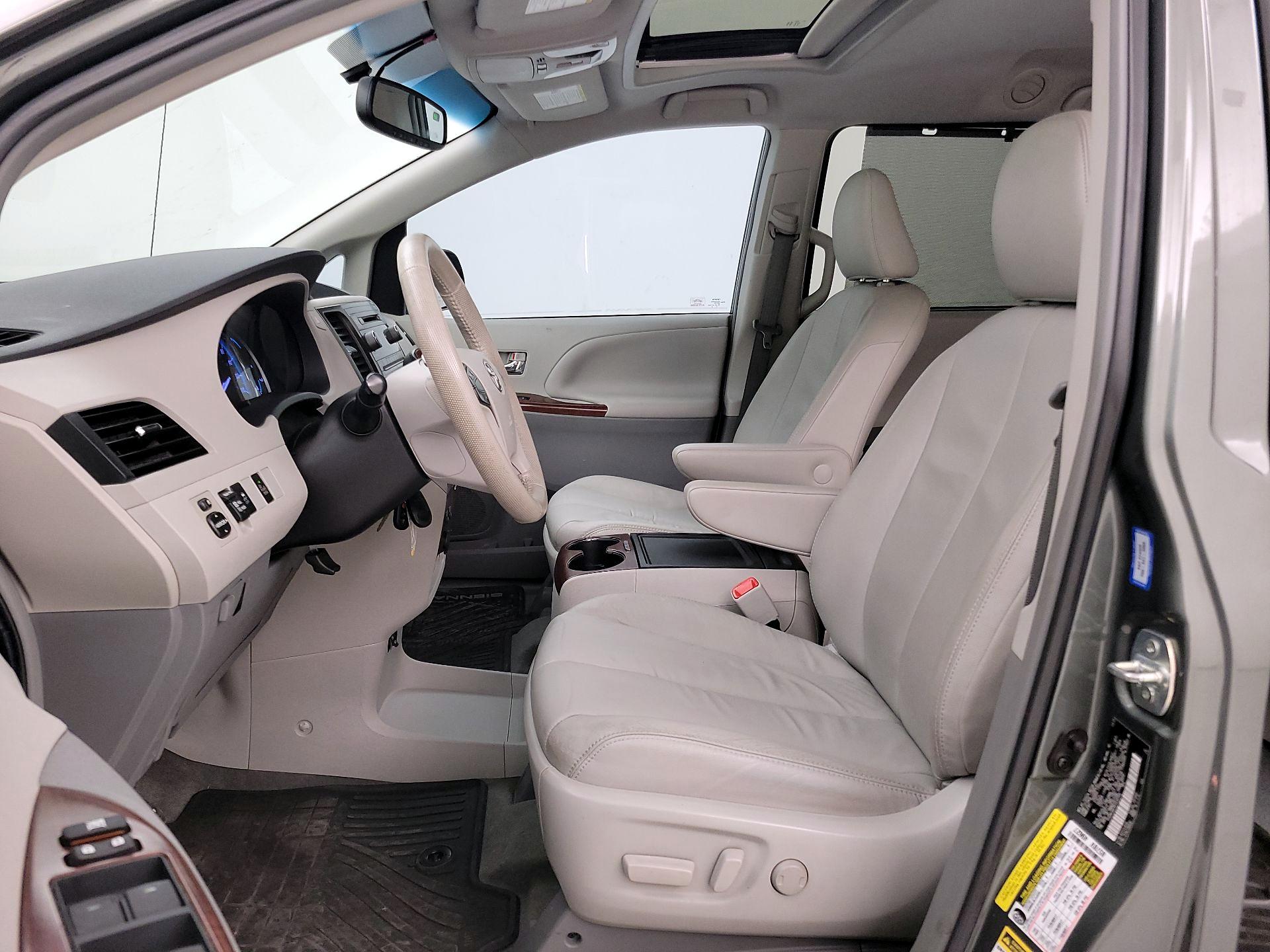 Thumbnail: 2014 Toyota Sienna - 11