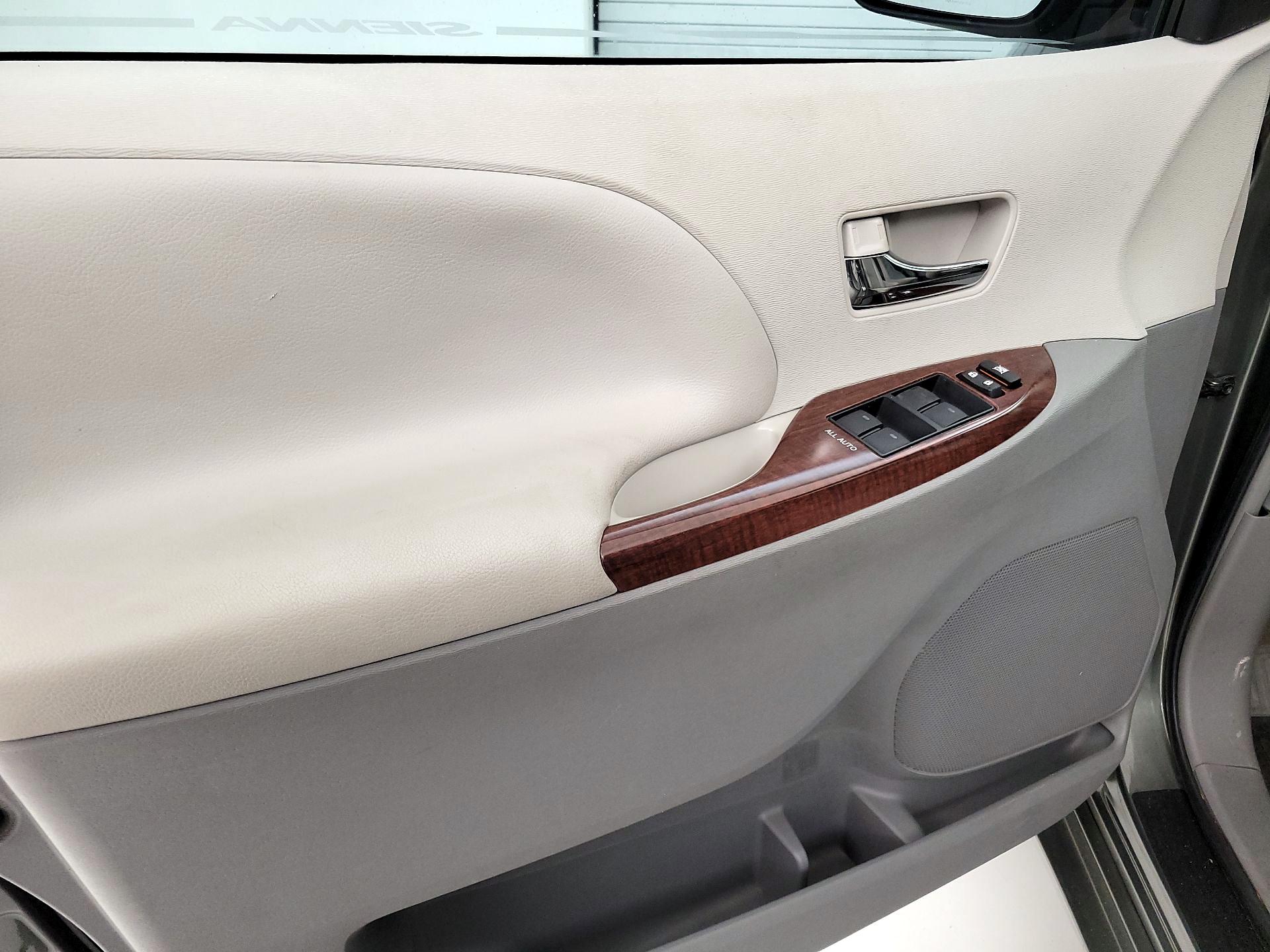 Thumbnail: 2014 Toyota Sienna - 12