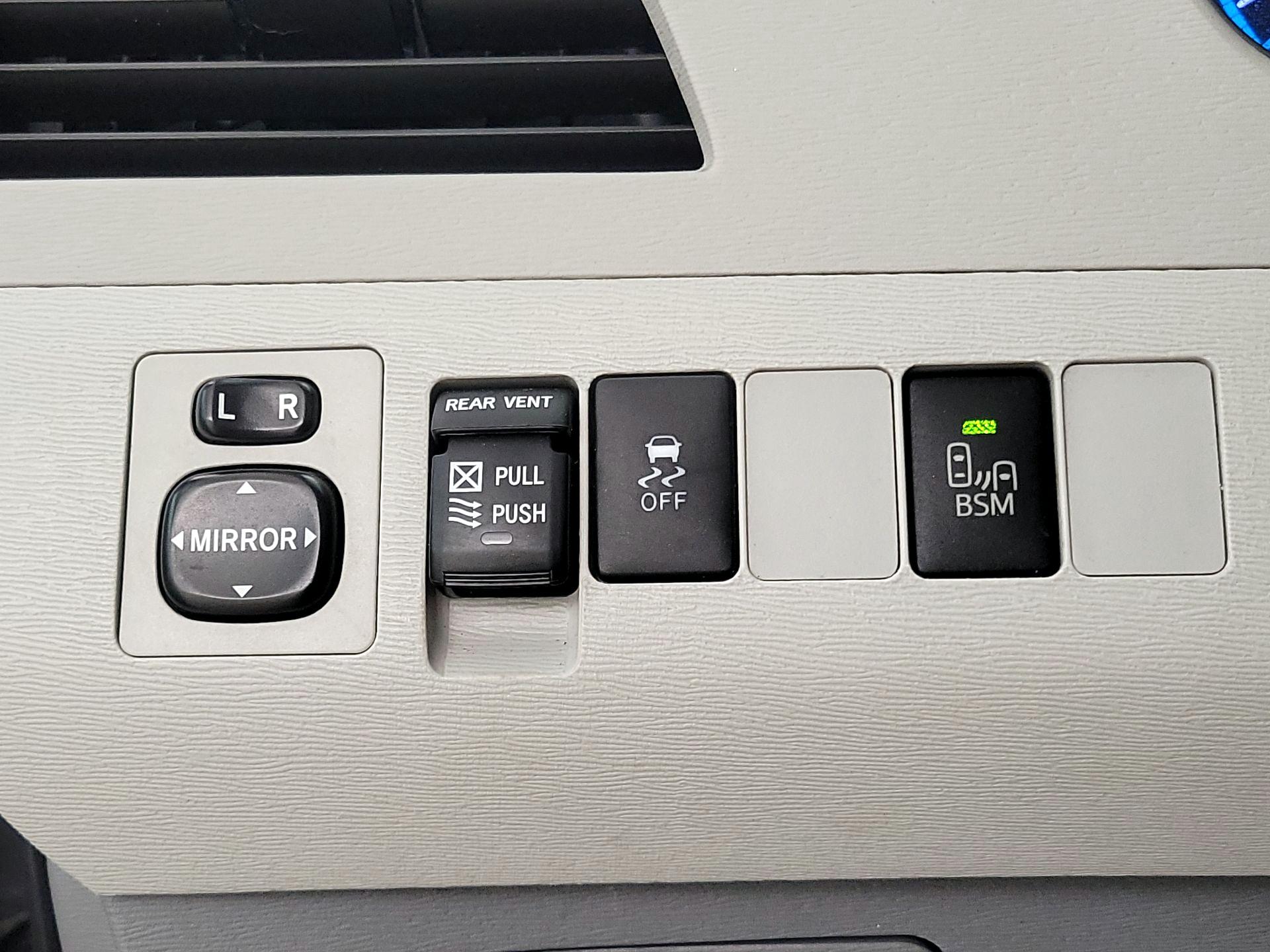 Thumbnail: 2014 Toyota Sienna - 13