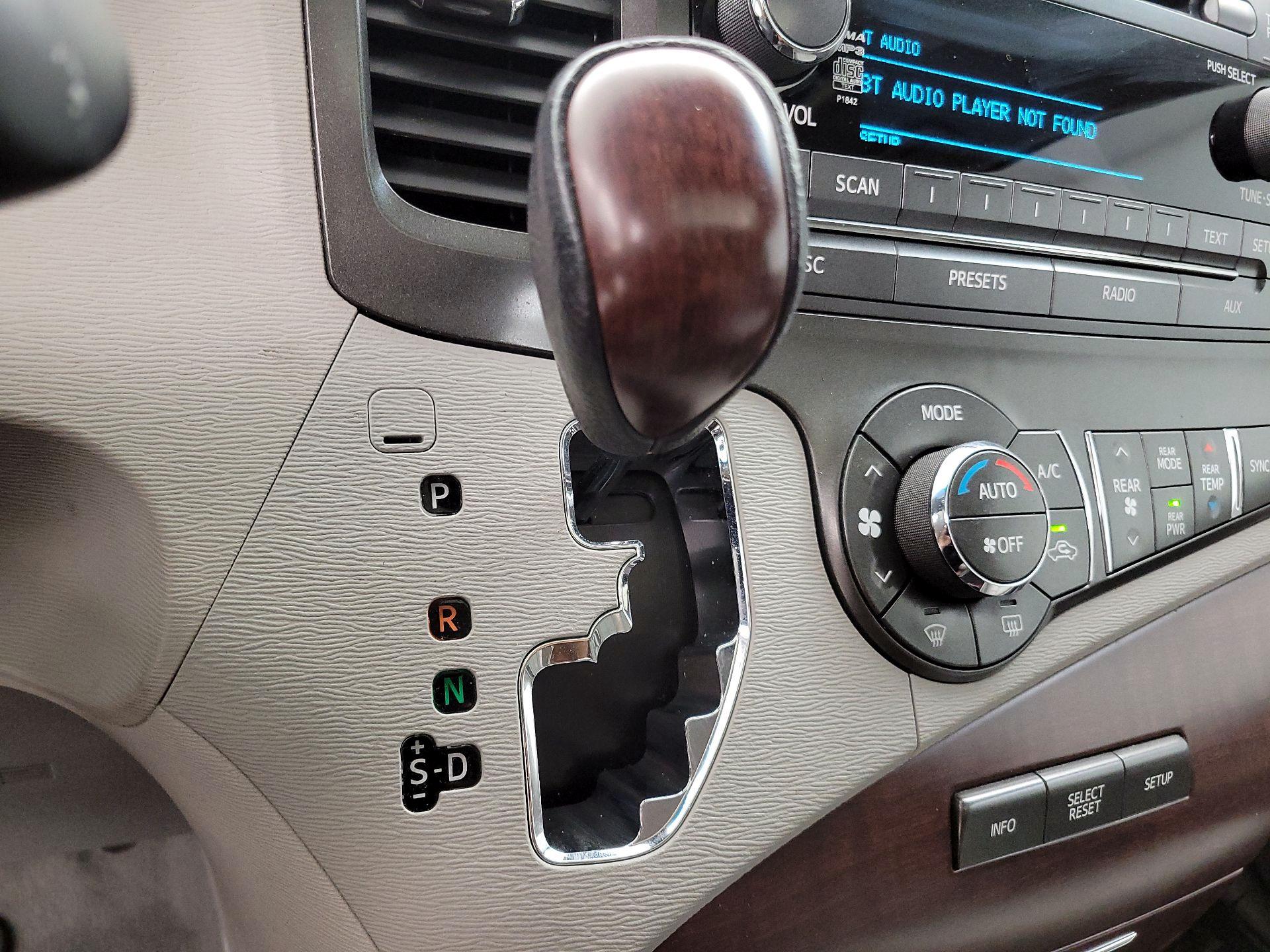 Thumbnail: 2014 Toyota Sienna - 17