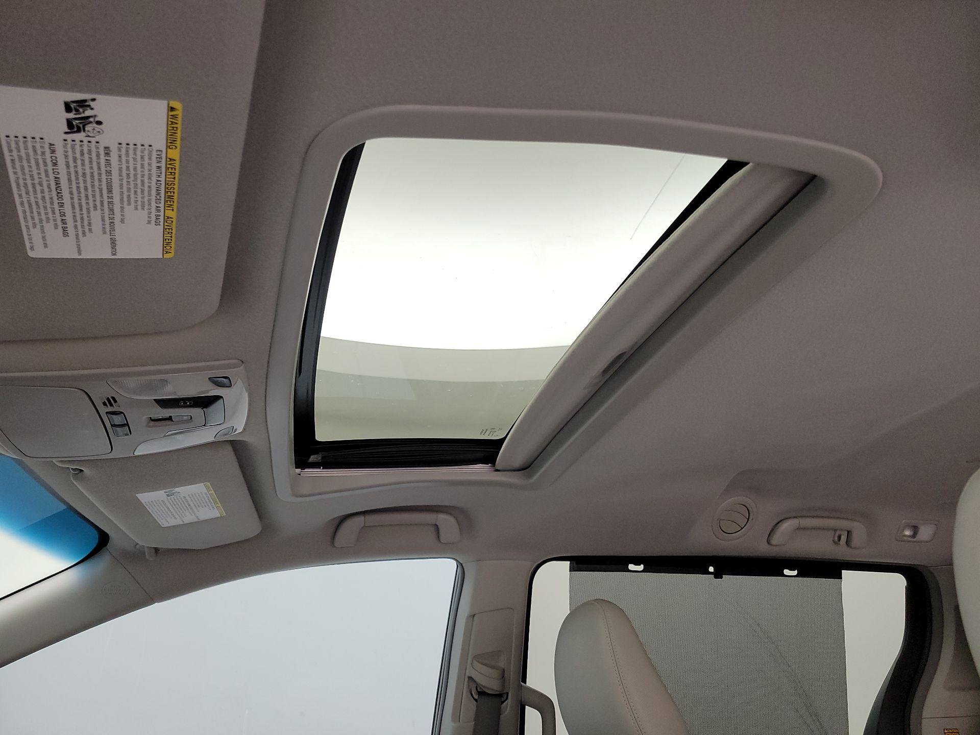 Thumbnail: 2014 Toyota Sienna - 18