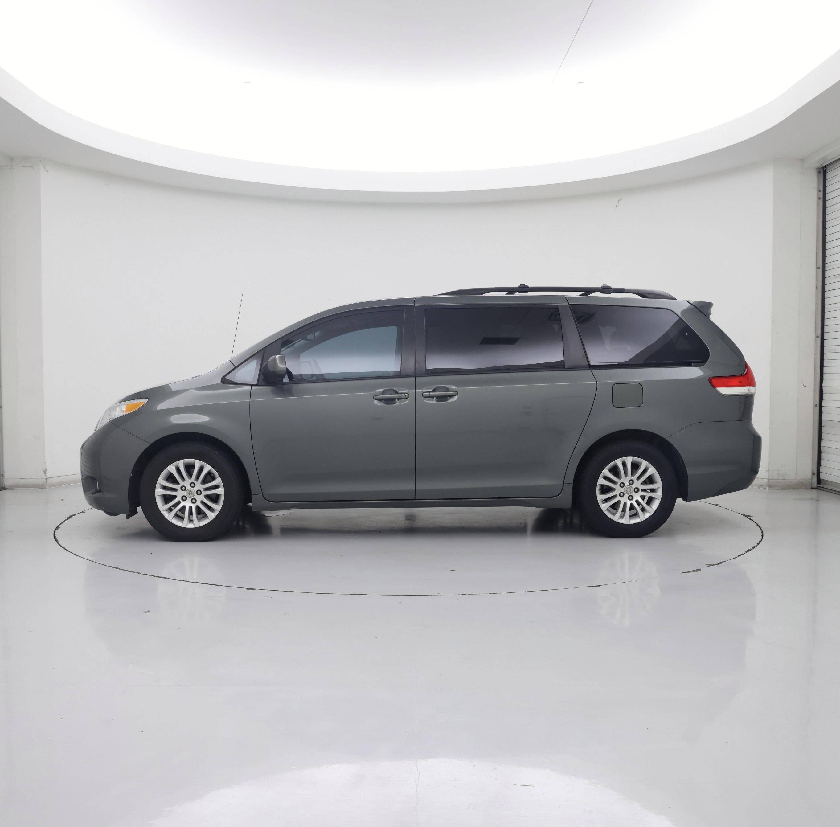 Thumbnail: 2014 Toyota Sienna - 3