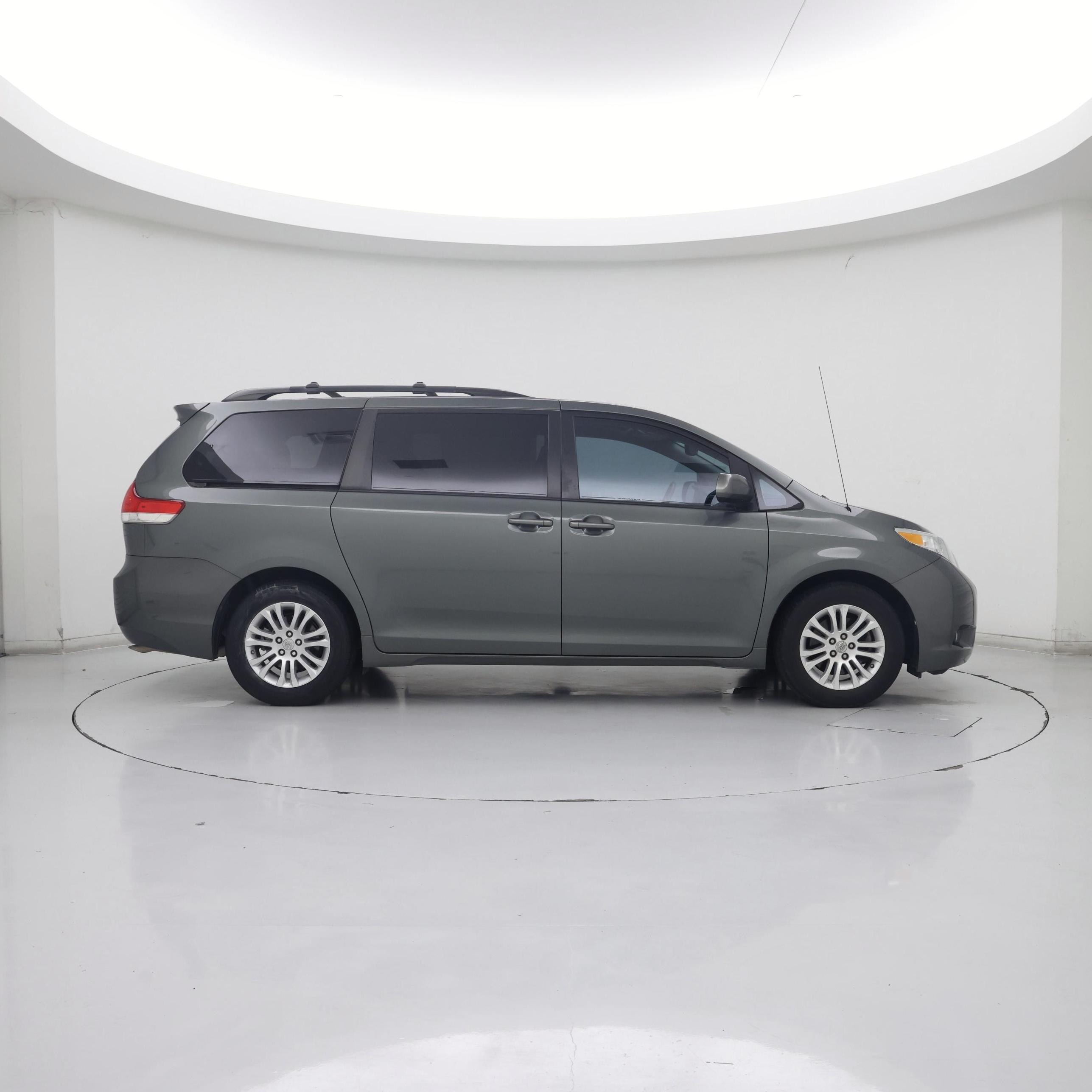 Thumbnail: 2014 Toyota Sienna - 7