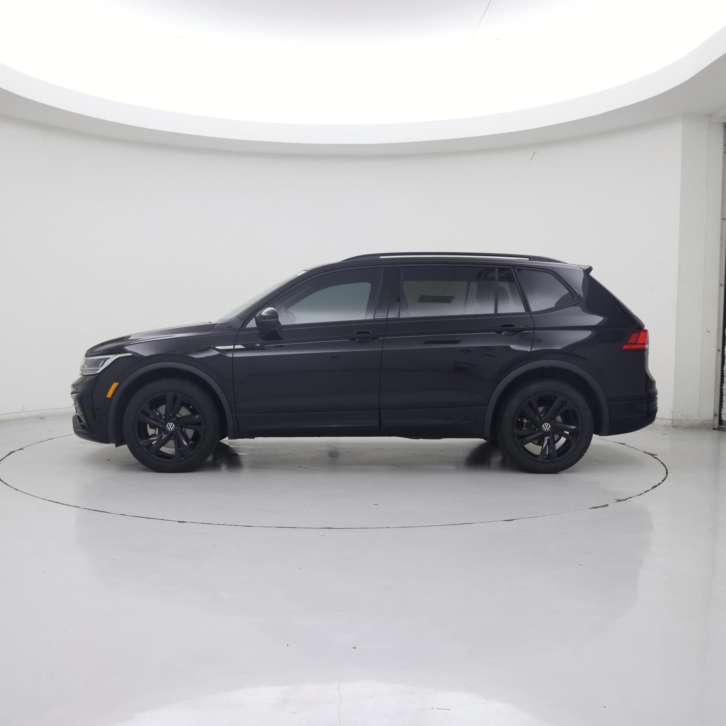 Thumbnail: 2023 Volkswagen Tiguan - 3