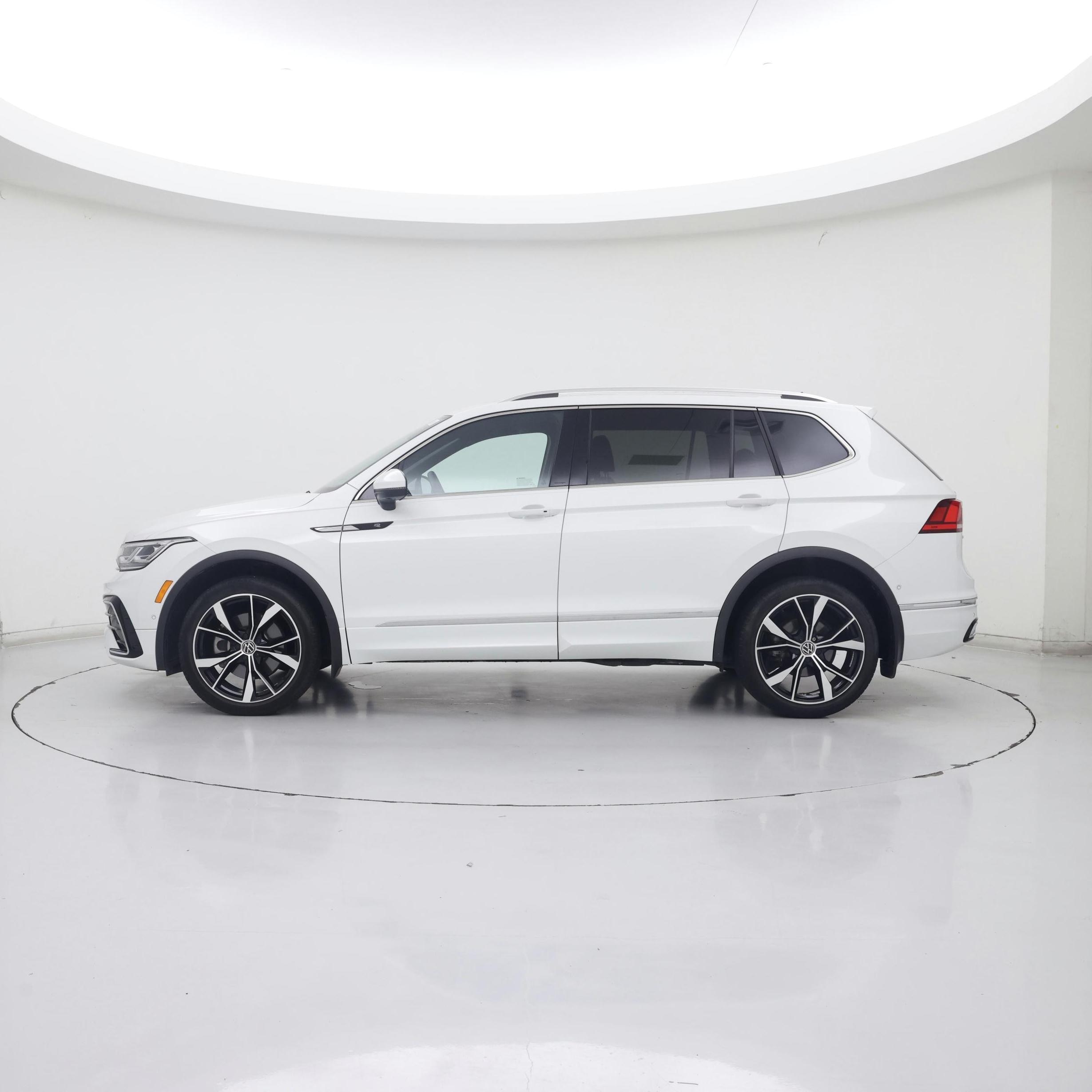 Thumbnail: 2022 Volkswagen Tiguan - 3