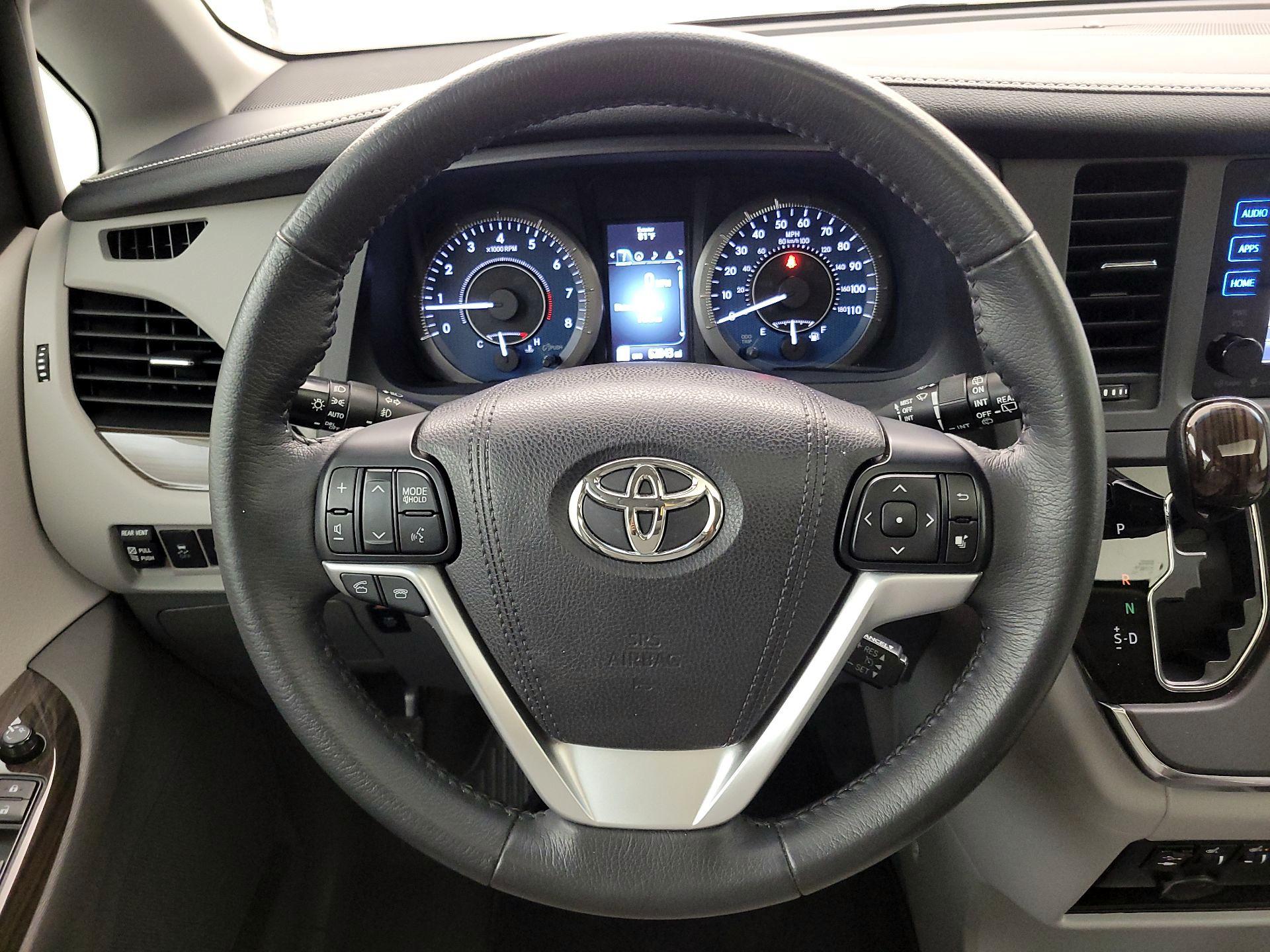 Thumbnail: 2017 Toyota Sienna - 10