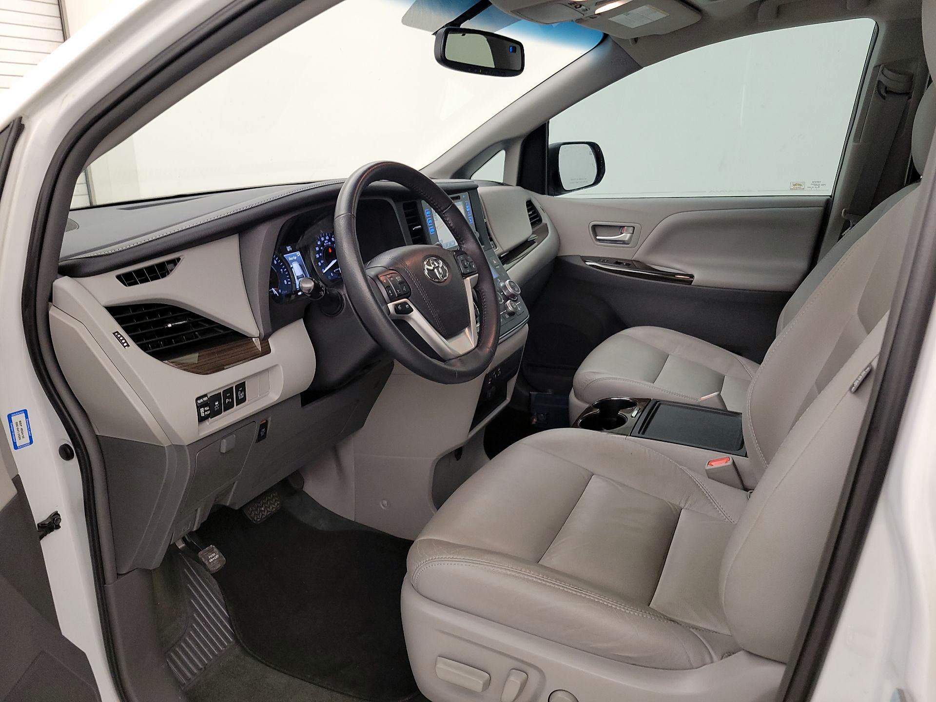 Thumbnail: 2017 Toyota Sienna - 11