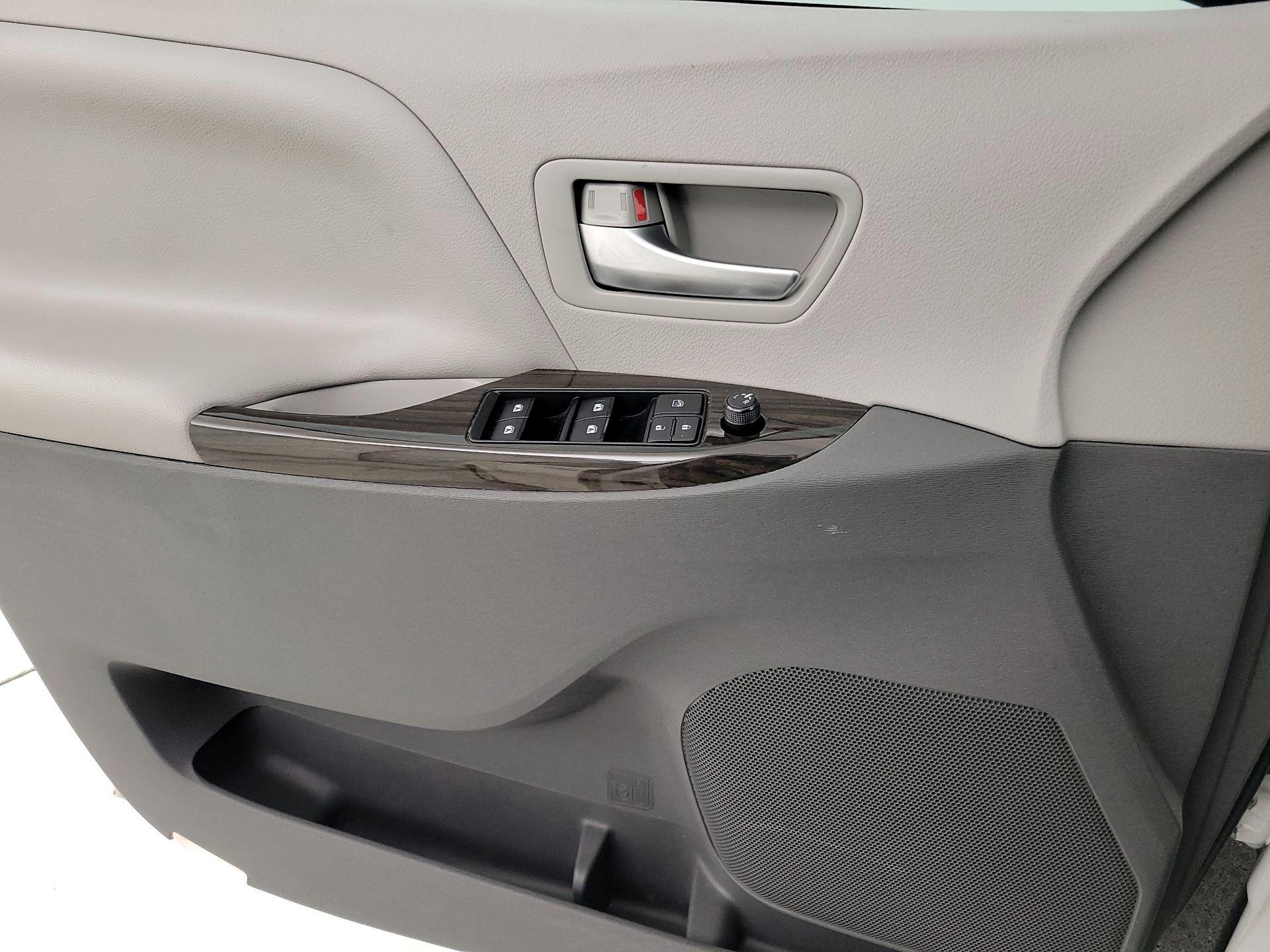 Thumbnail: 2017 Toyota Sienna - 12