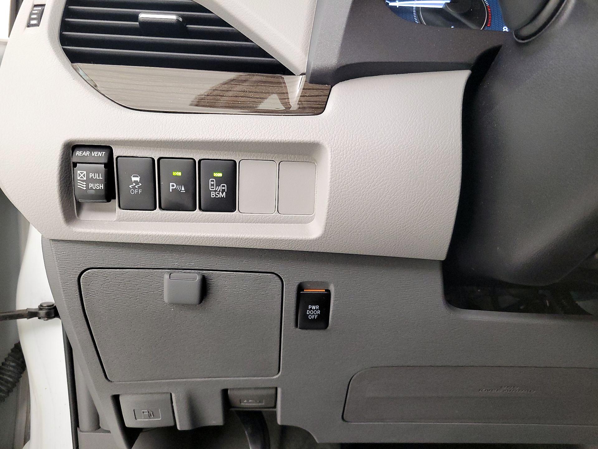 Thumbnail: 2017 Toyota Sienna - 13