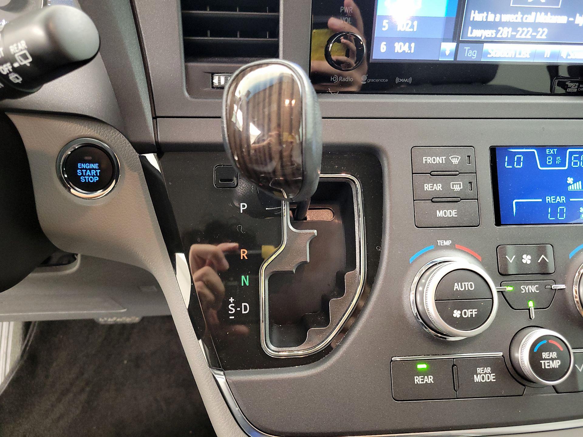 Thumbnail: 2017 Toyota Sienna - 18