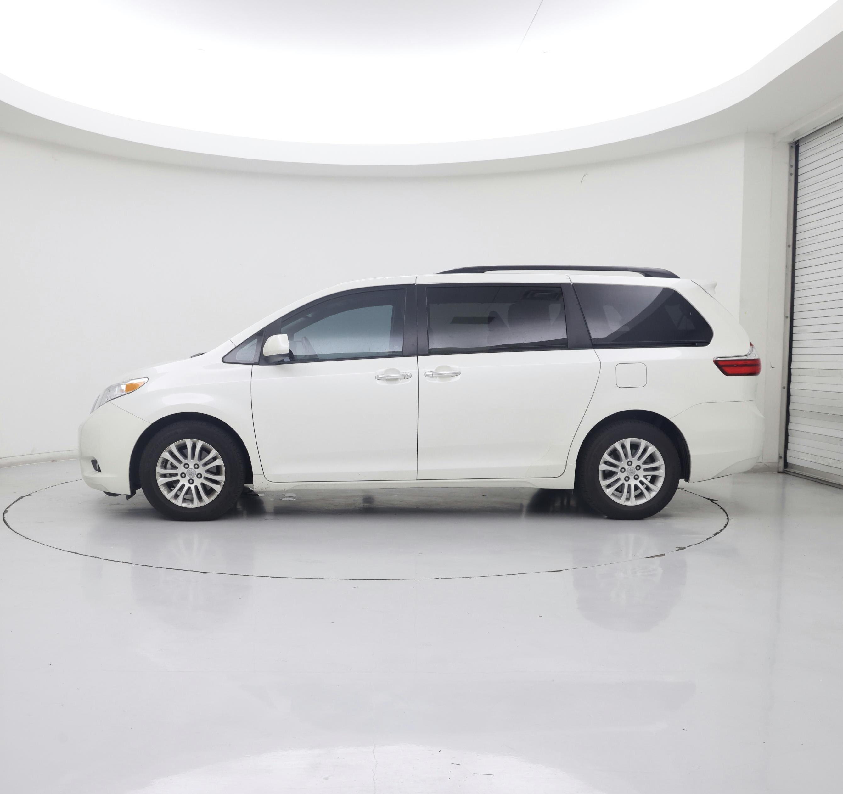 Thumbnail: 2017 Toyota Sienna - 3