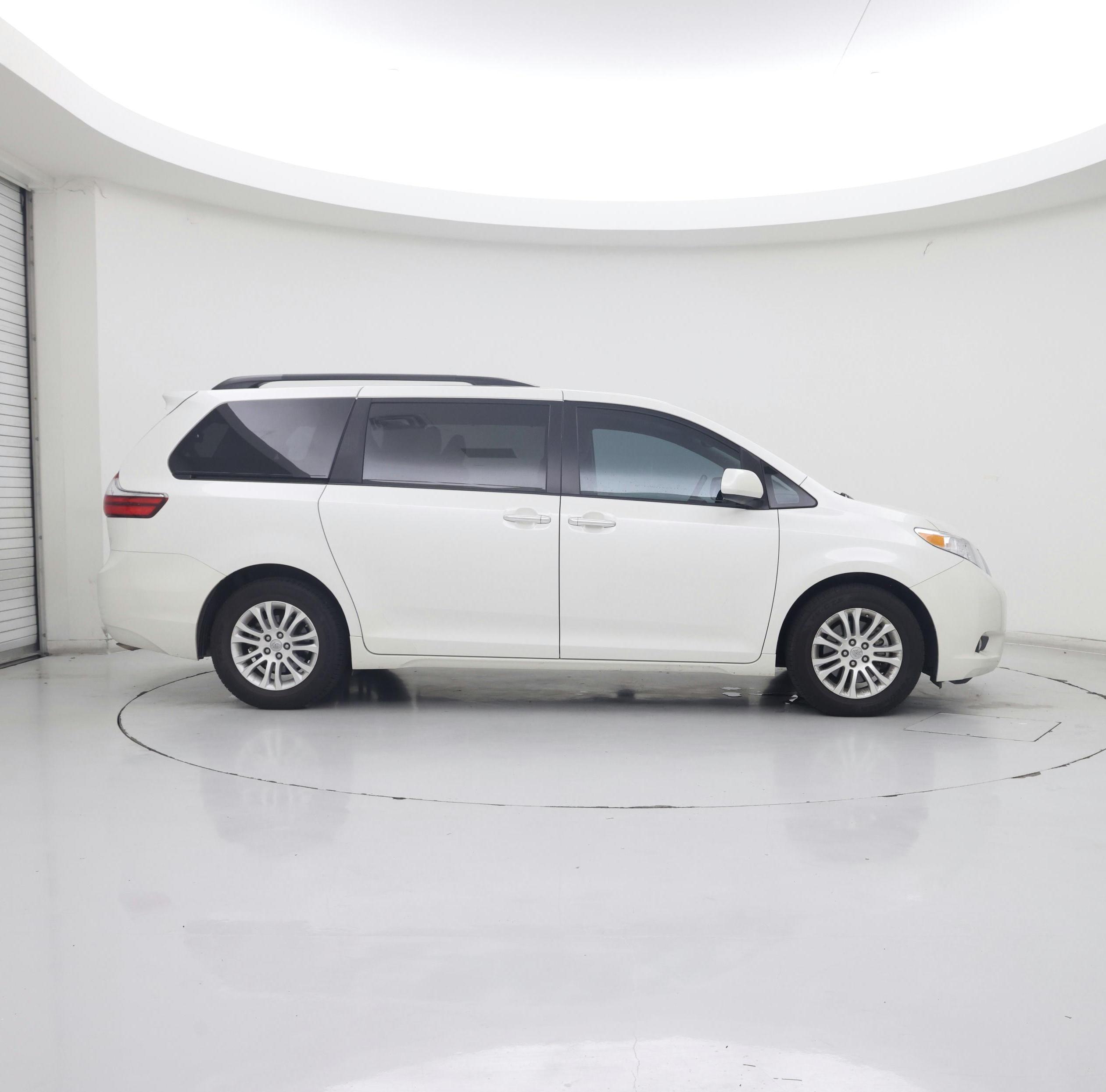 Thumbnail: 2017 Toyota Sienna - 7