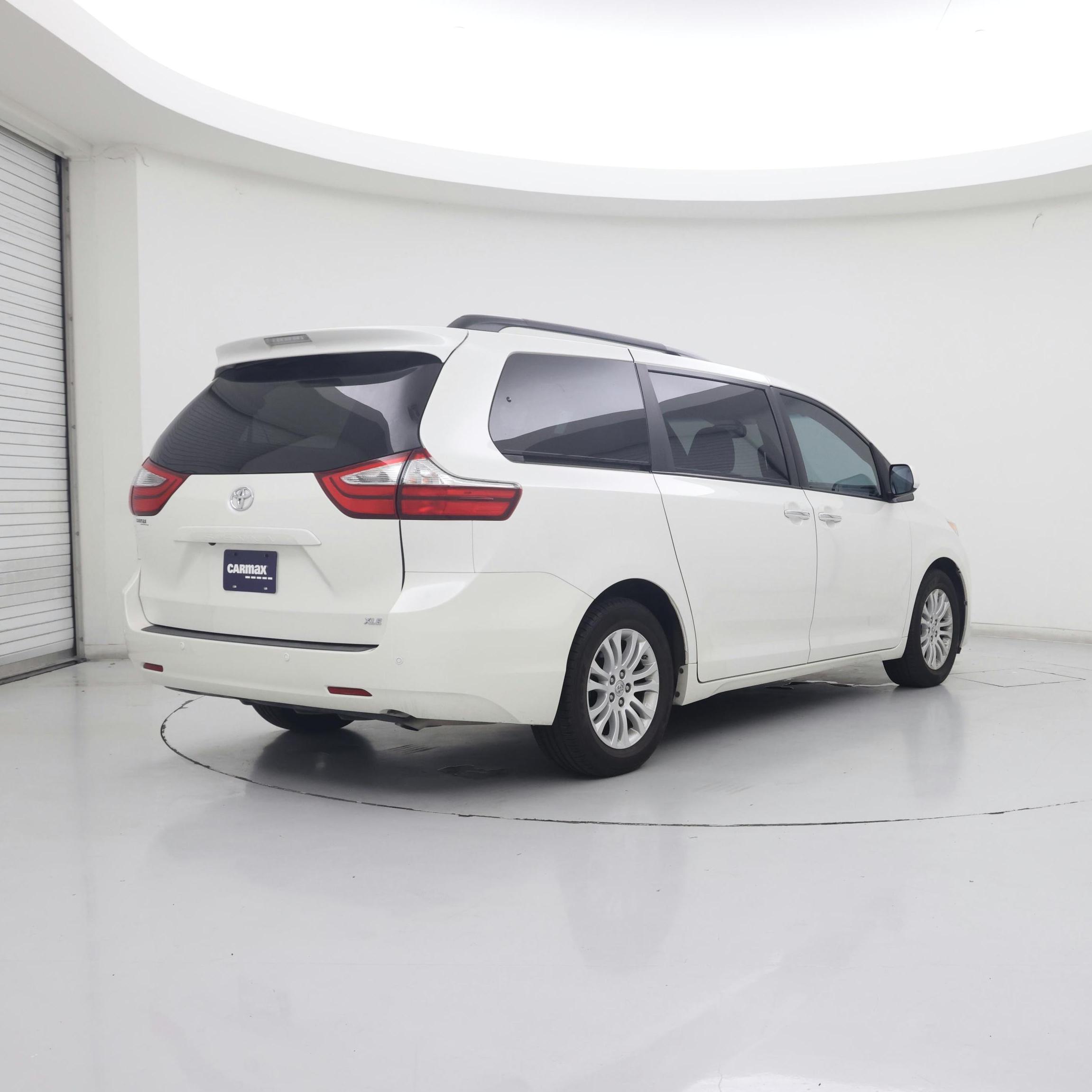 Thumbnail: 2017 Toyota Sienna - 8