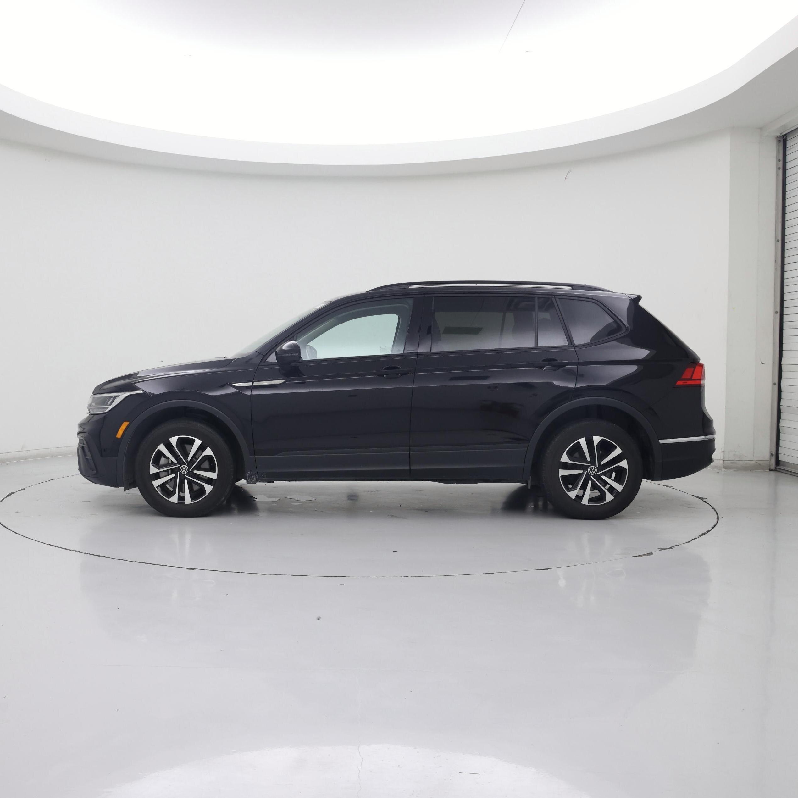 Thumbnail: 2023 Volkswagen Tiguan - 3