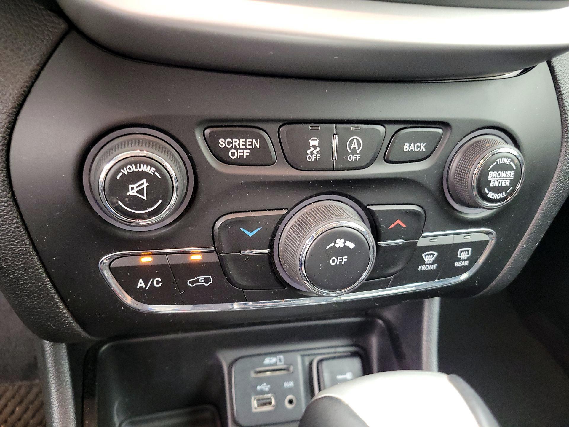 Thumbnail: 2018 Jeep Cherokee - 17