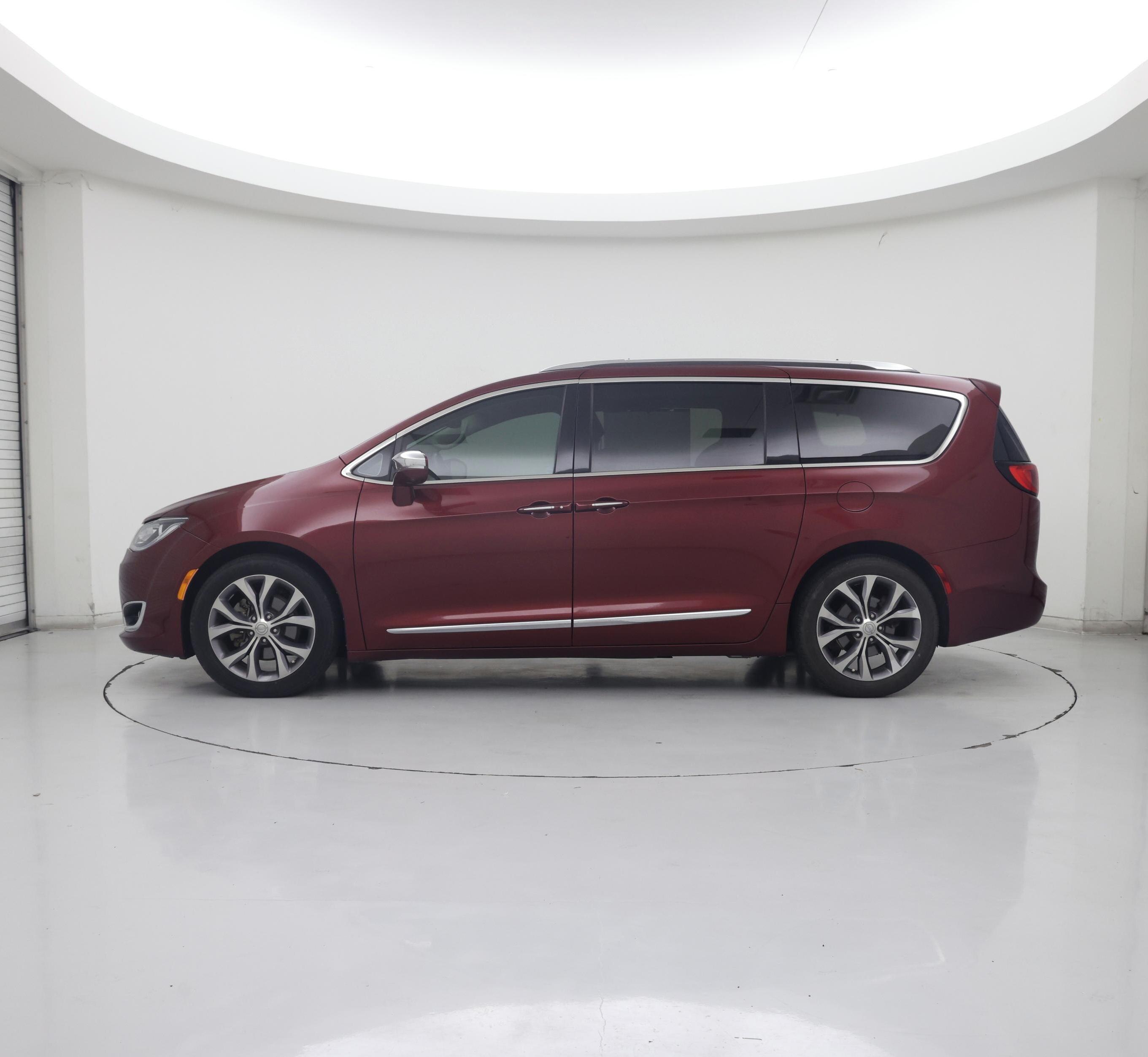 Thumbnail: 2018 Chrysler Pacifica - 3