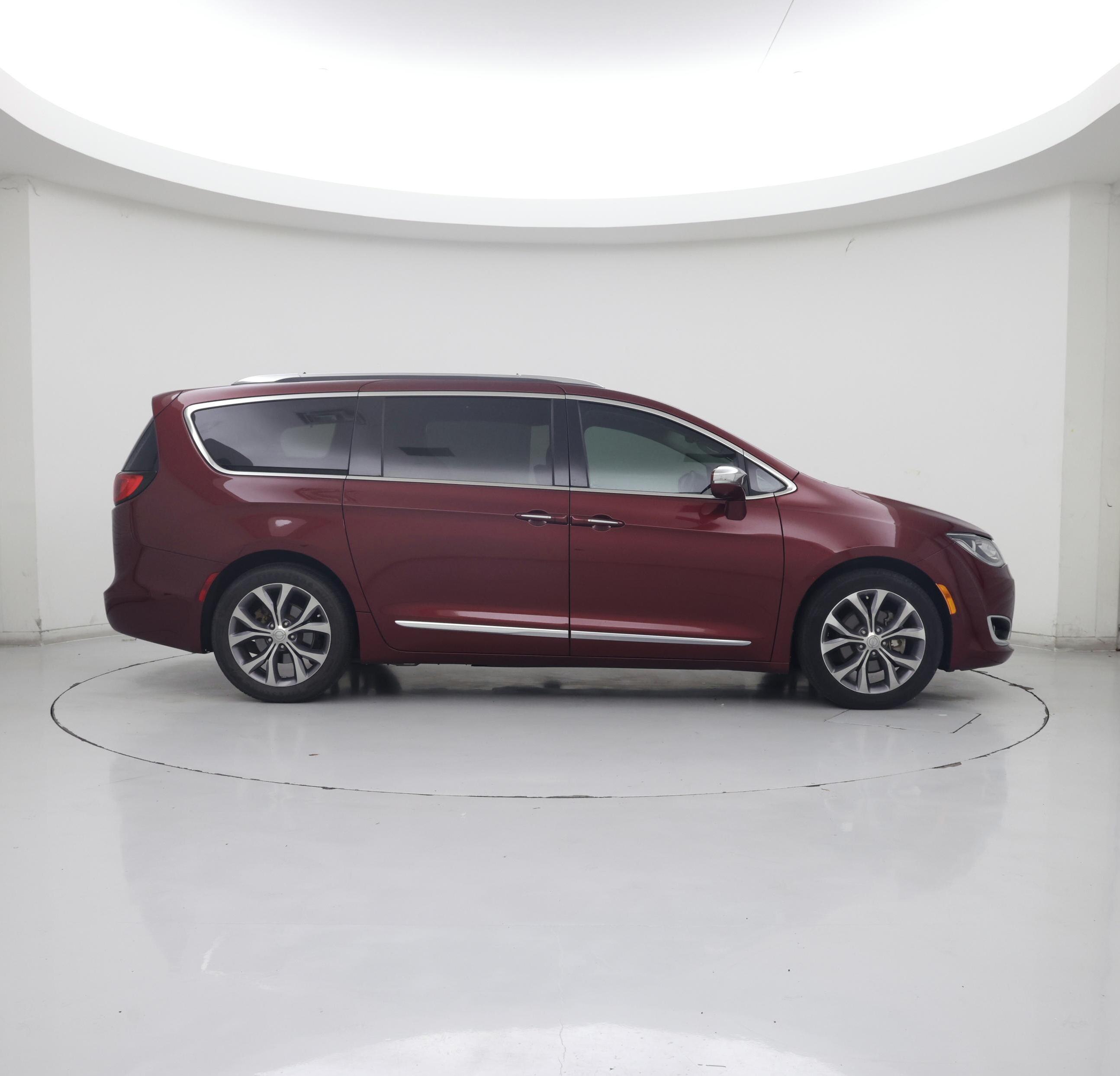 Thumbnail: 2018 Chrysler Pacifica - 7