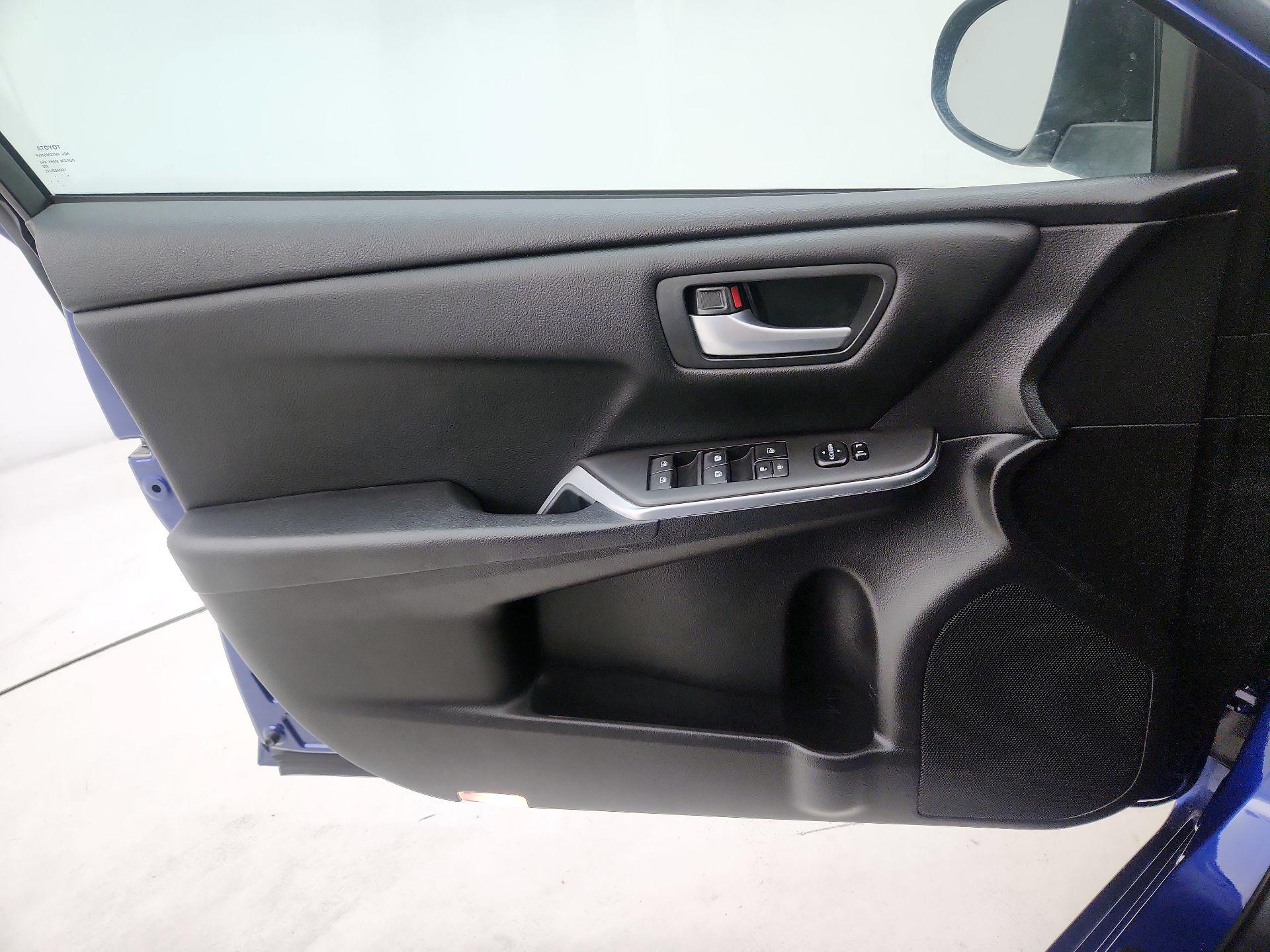 Thumbnail: 2016 Toyota Camry - 12