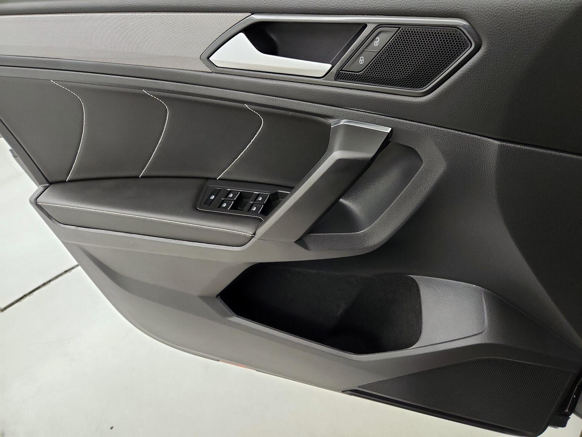 Thumbnail: 2023 Volkswagen Tiguan - 12
