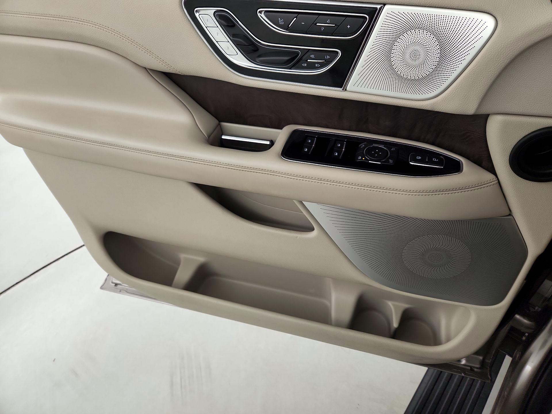 Thumbnail: 2020 Lincoln Navigator - 12