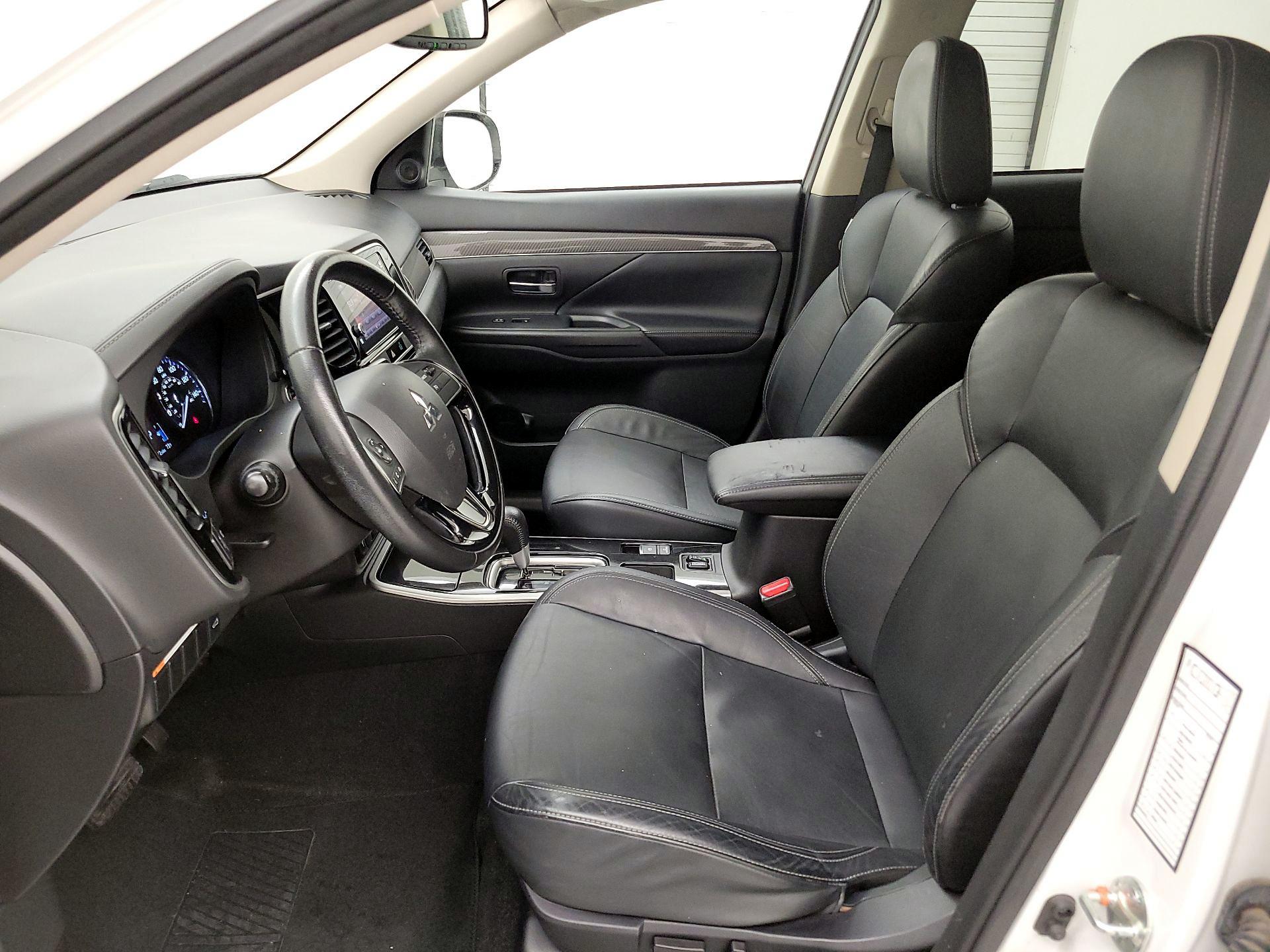 Thumbnail: 2019 Mitsubishi Outlander - 11