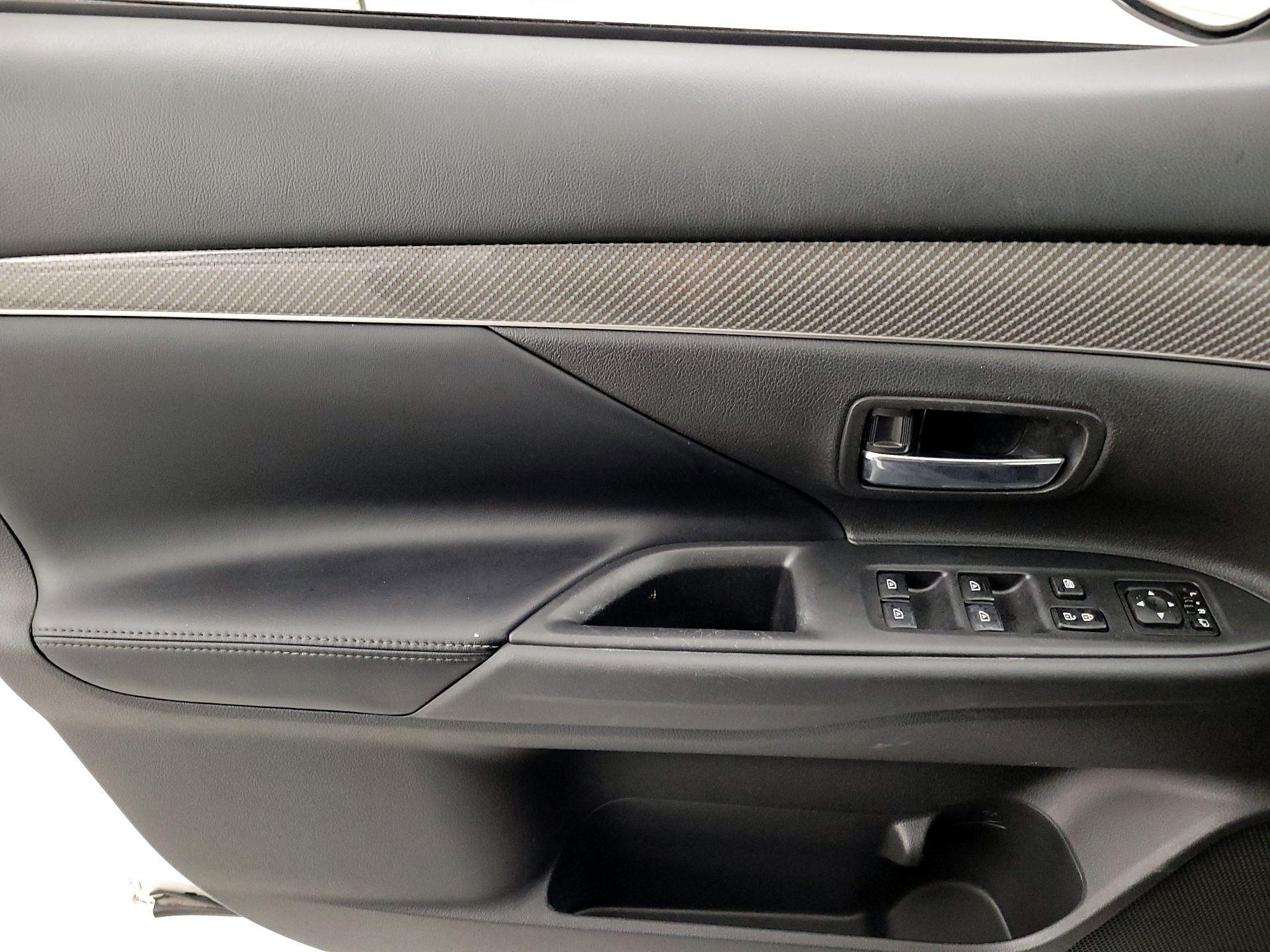 Thumbnail: 2019 Mitsubishi Outlander - 12