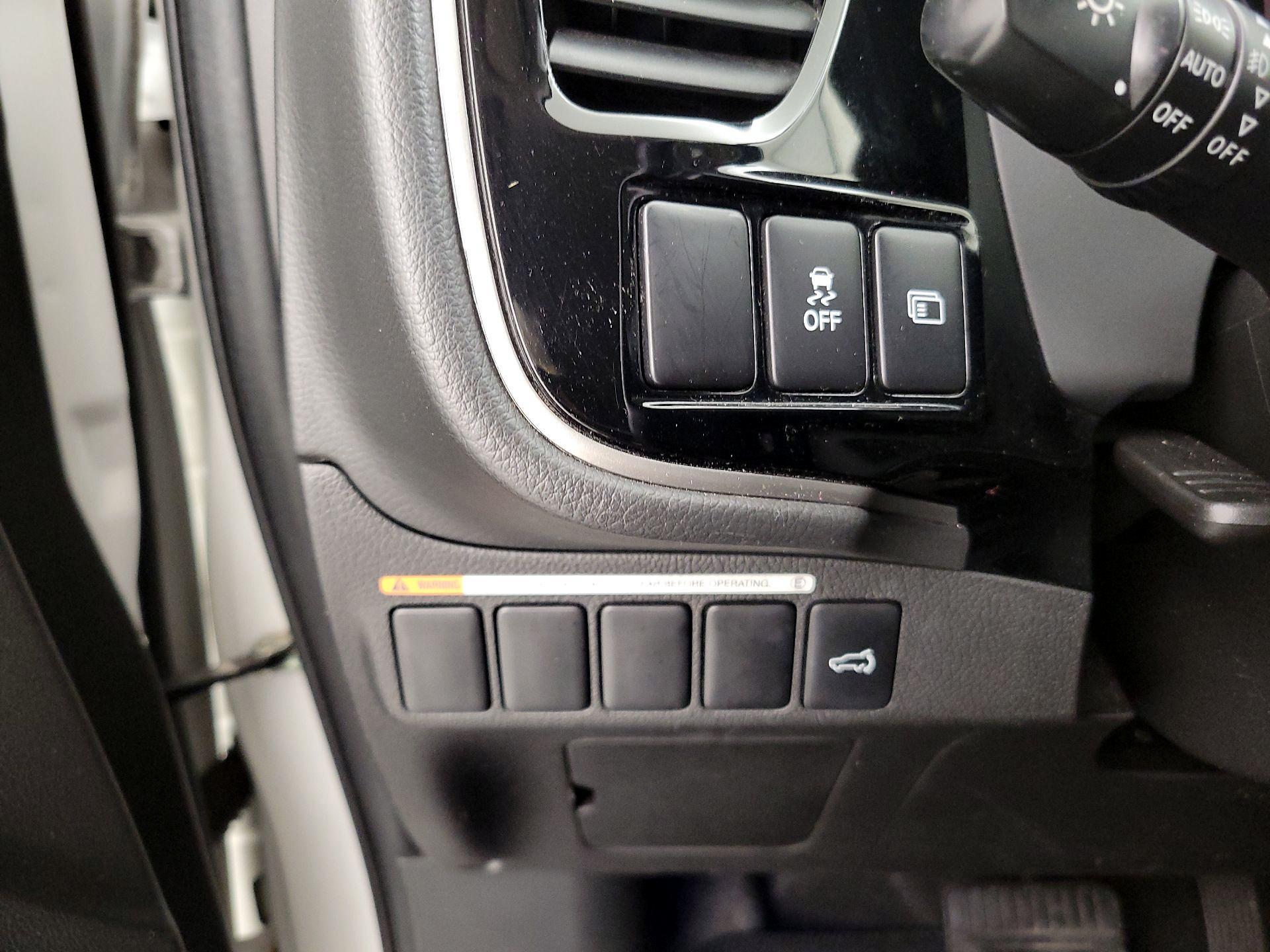 Thumbnail: 2019 Mitsubishi Outlander - 13