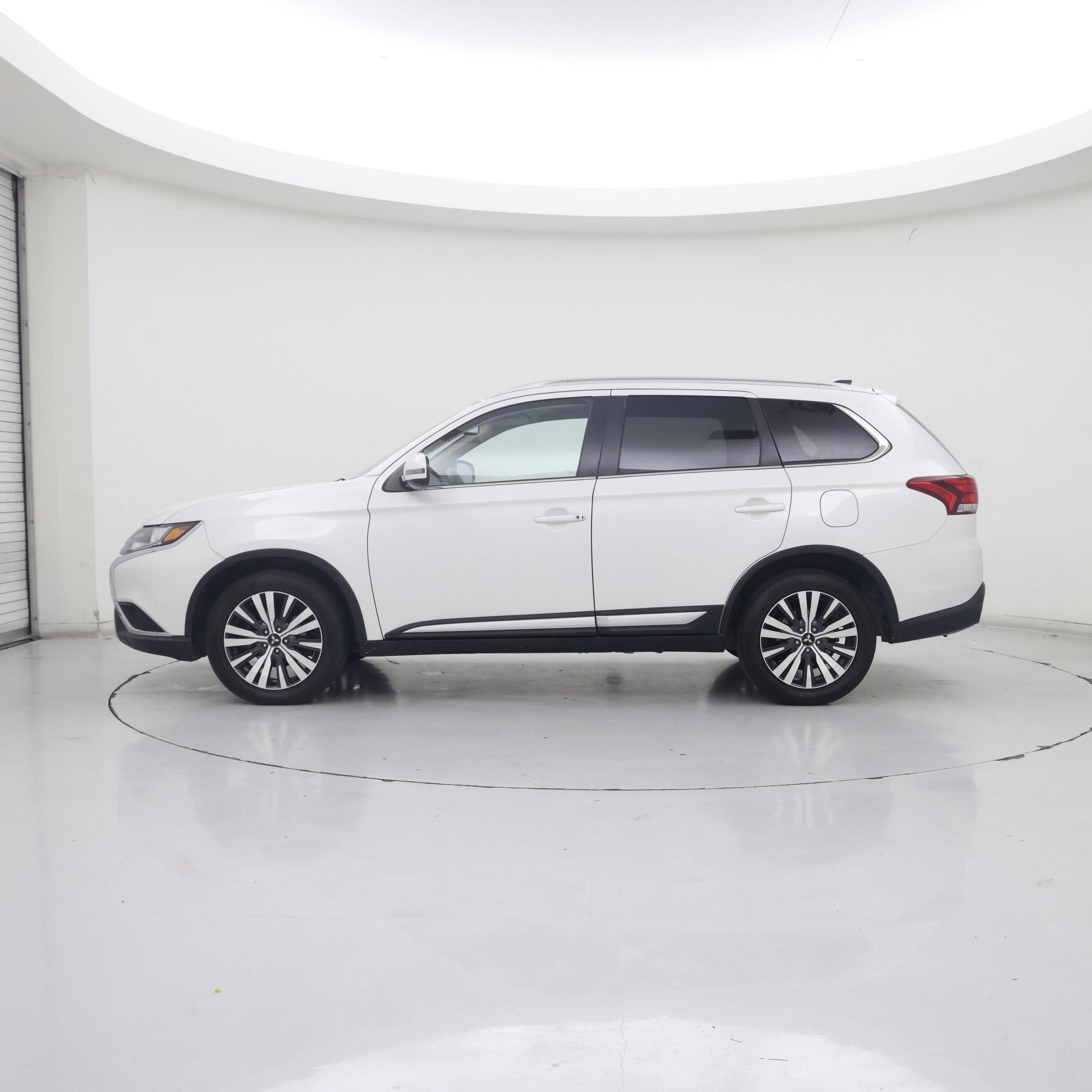 Thumbnail: 2019 Mitsubishi Outlander - 3