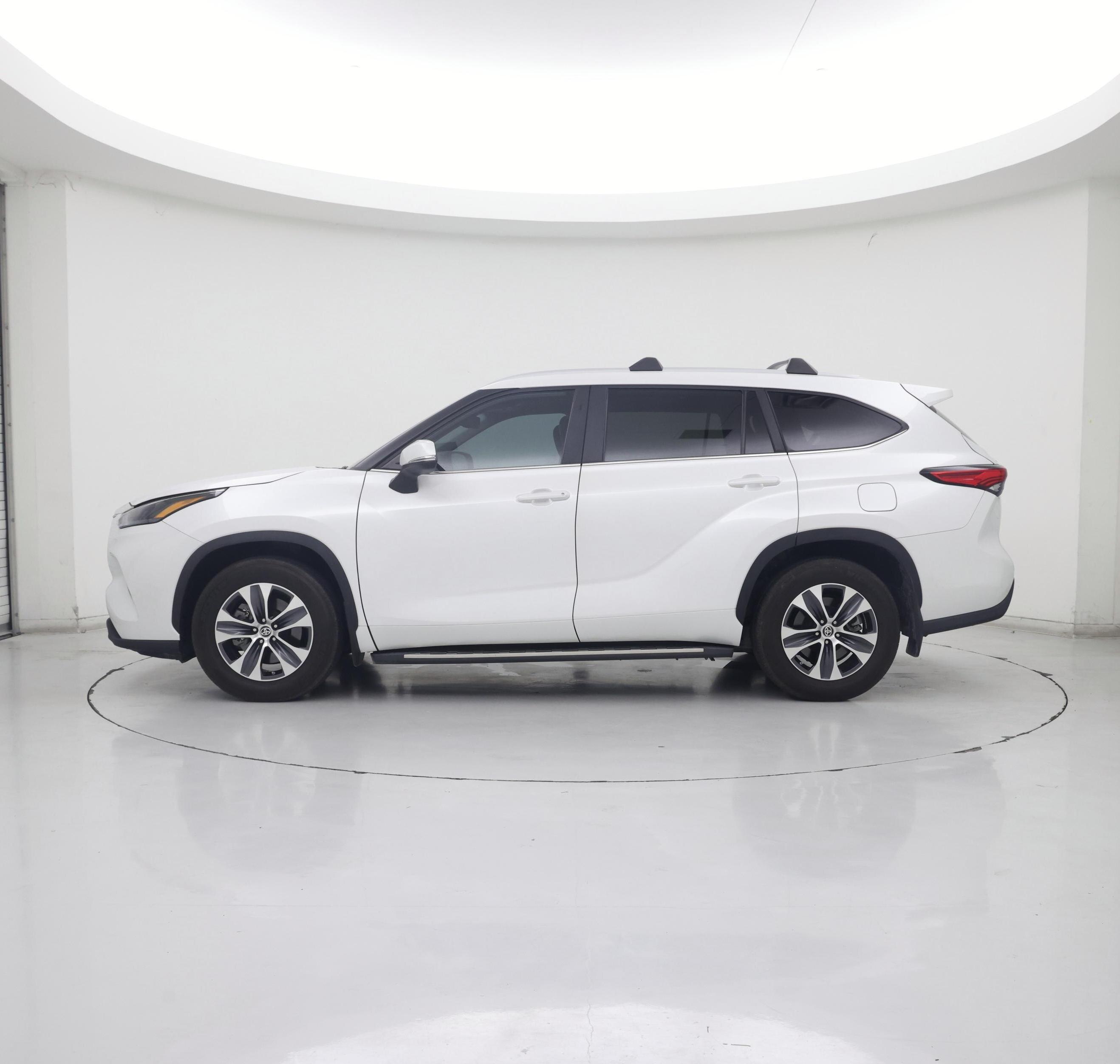 Thumbnail: 2023 Toyota Highlander - 3