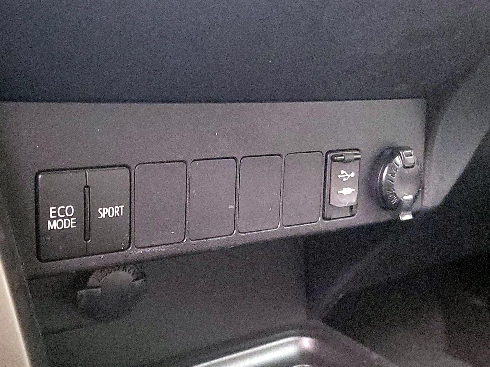 Thumbnail: 2014 Toyota RAV4 - 18