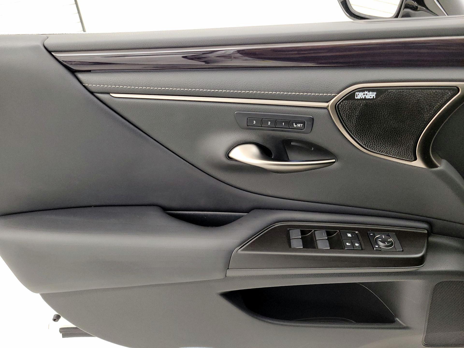 Thumbnail: 2019 Lexus ES - 12