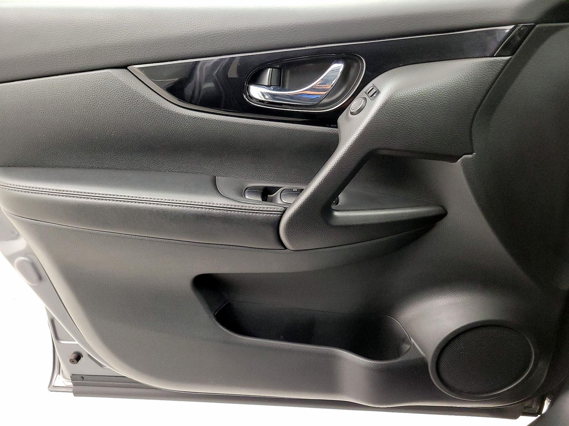 Thumbnail: 2018 Nissan Rogue Sport - 12