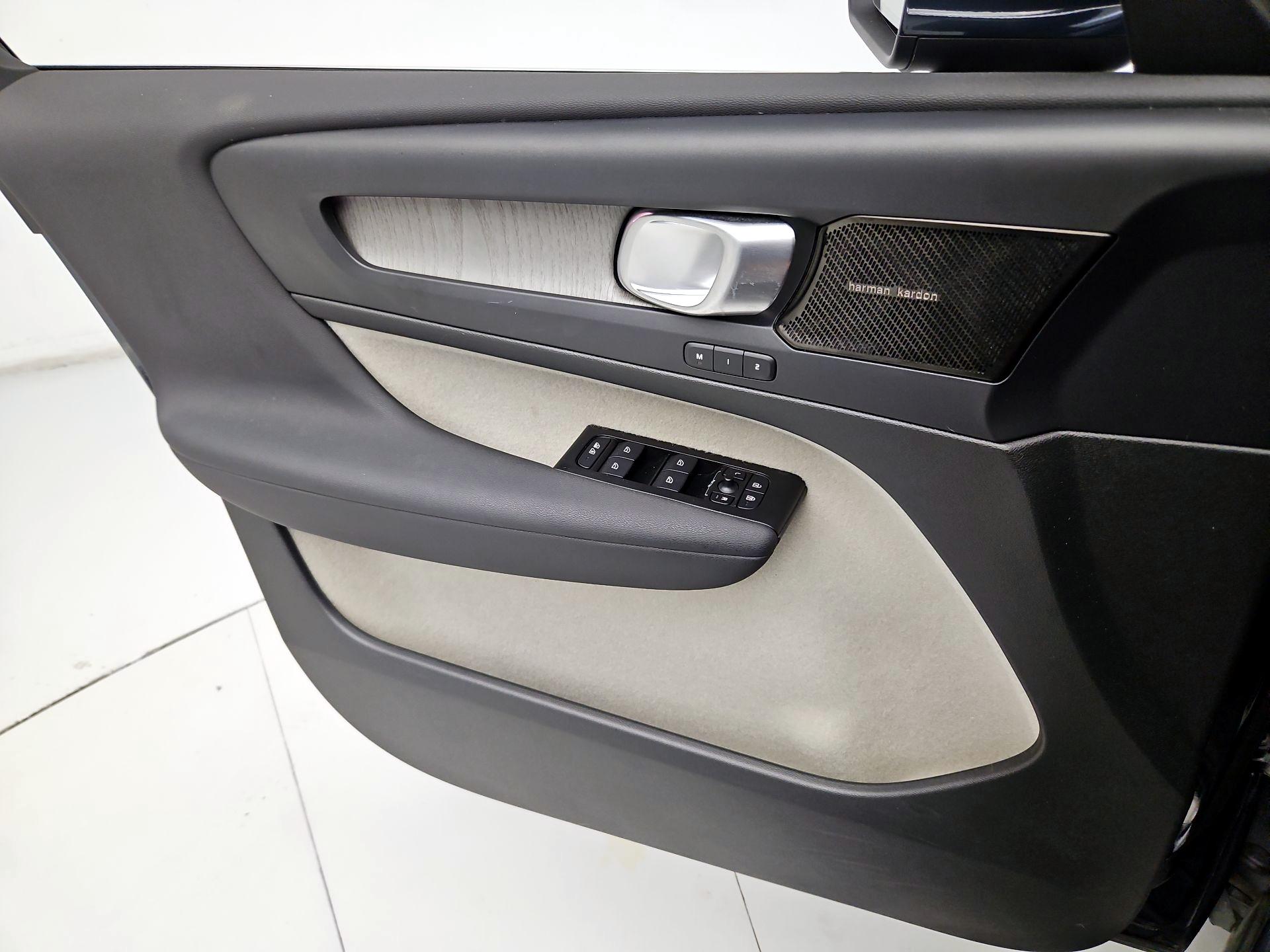 Thumbnail: 2021 Volvo XC40 - 12
