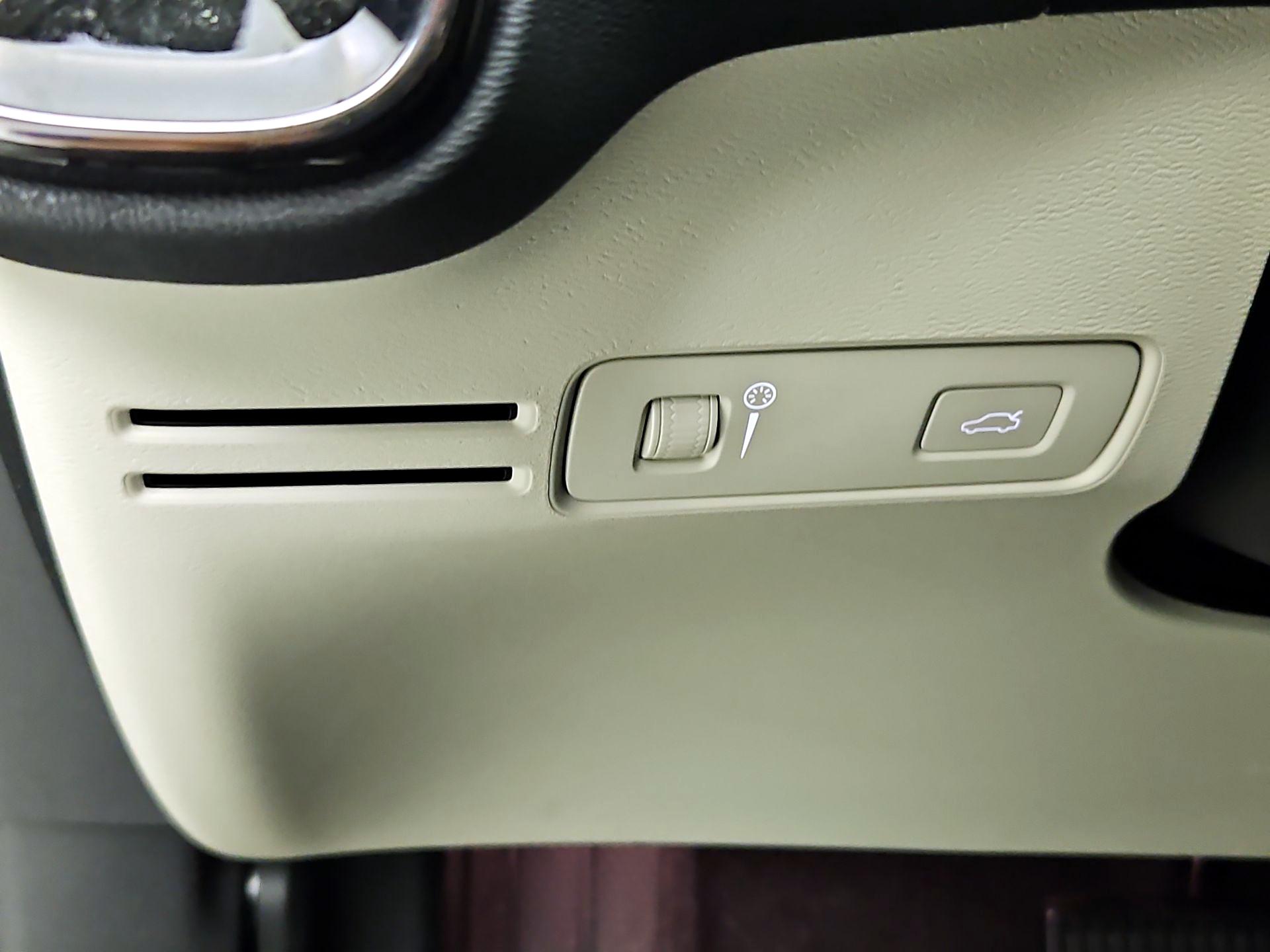 Thumbnail: 2021 Volvo XC40 - 13