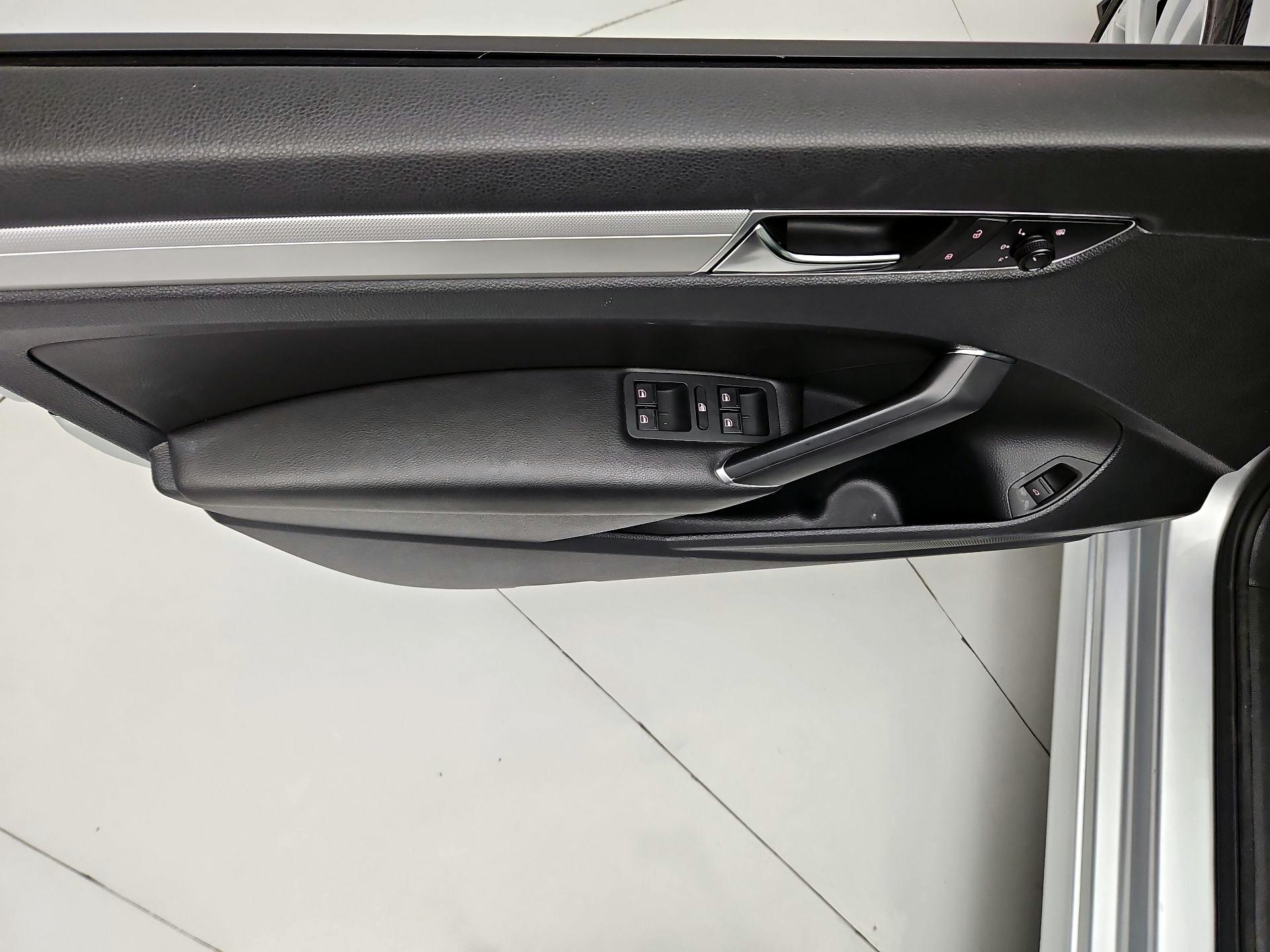 Thumbnail: 2019 Volkswagen Passat - 12