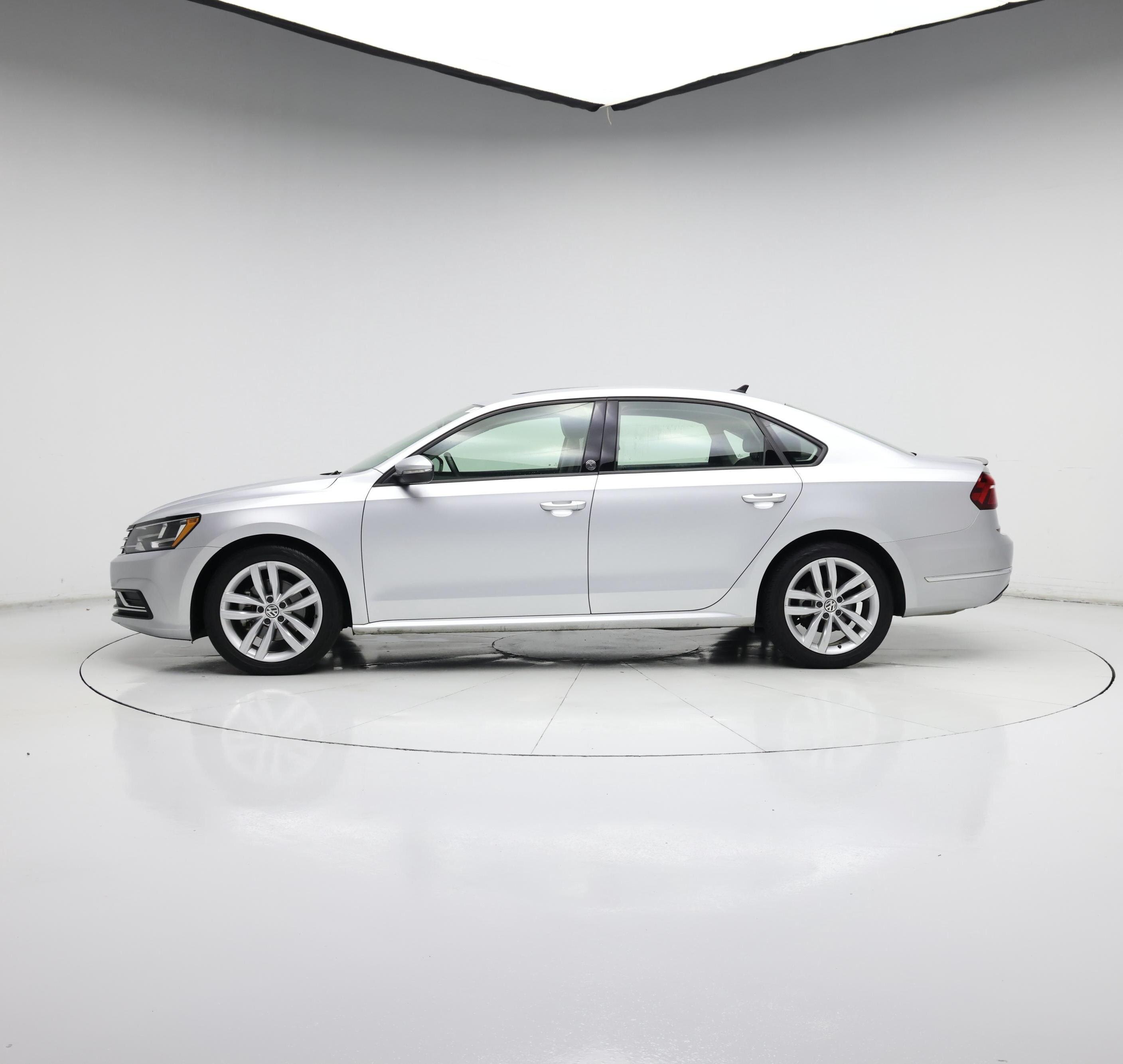 Thumbnail: 2019 Volkswagen Passat - 3