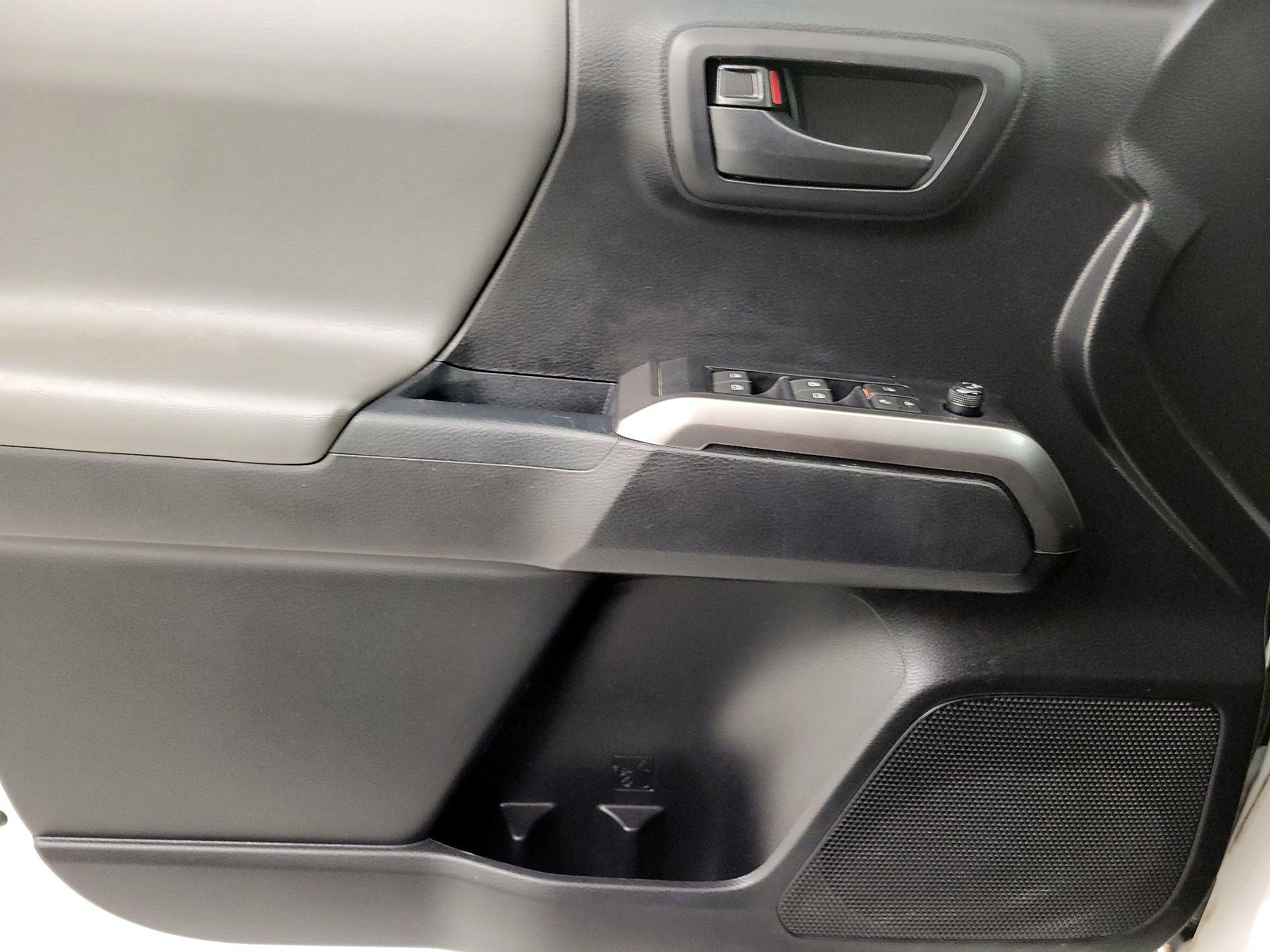 Thumbnail: 2020 Toyota Tacoma - 12