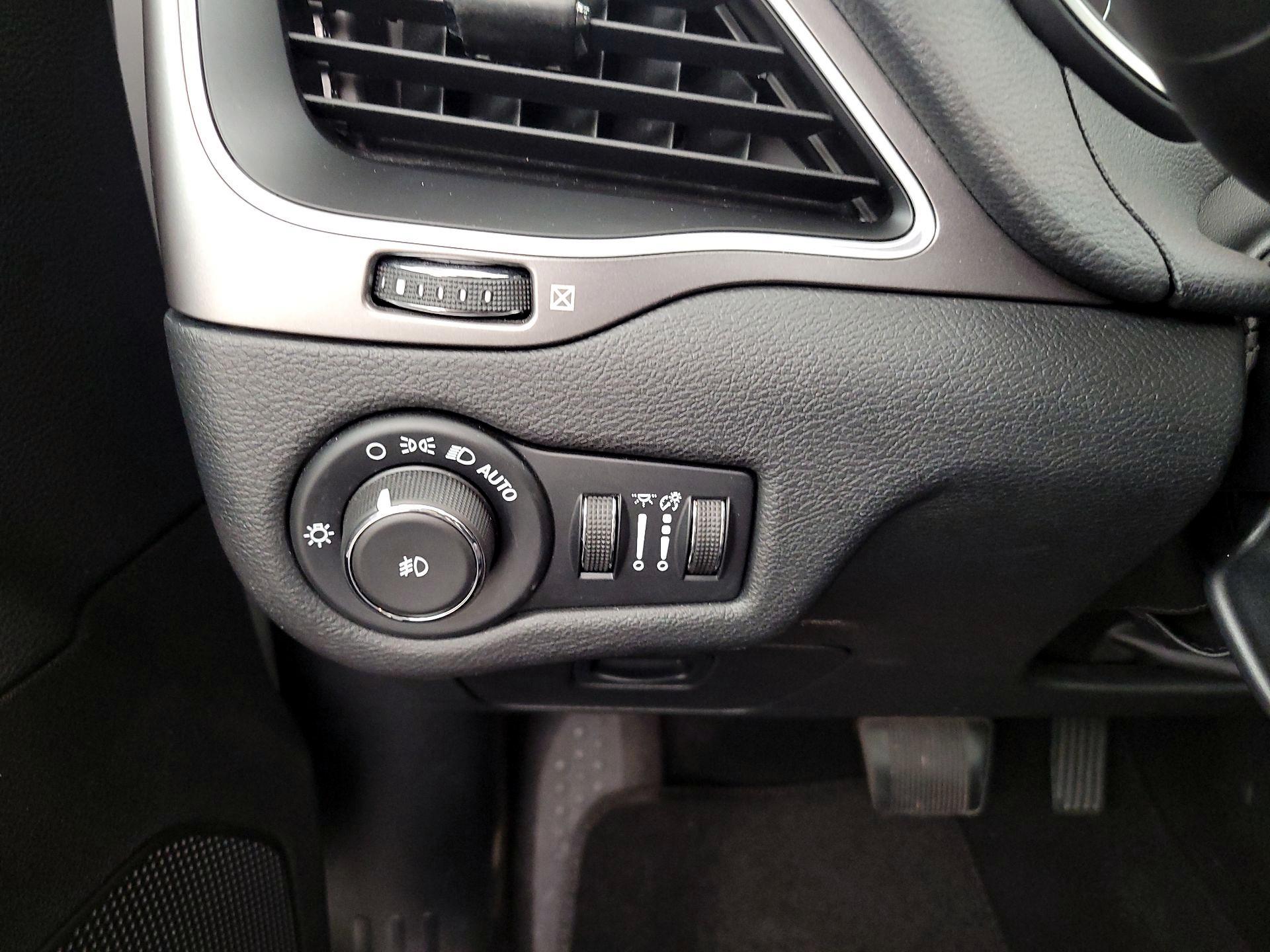 Thumbnail: 2020 Jeep Cherokee - 13