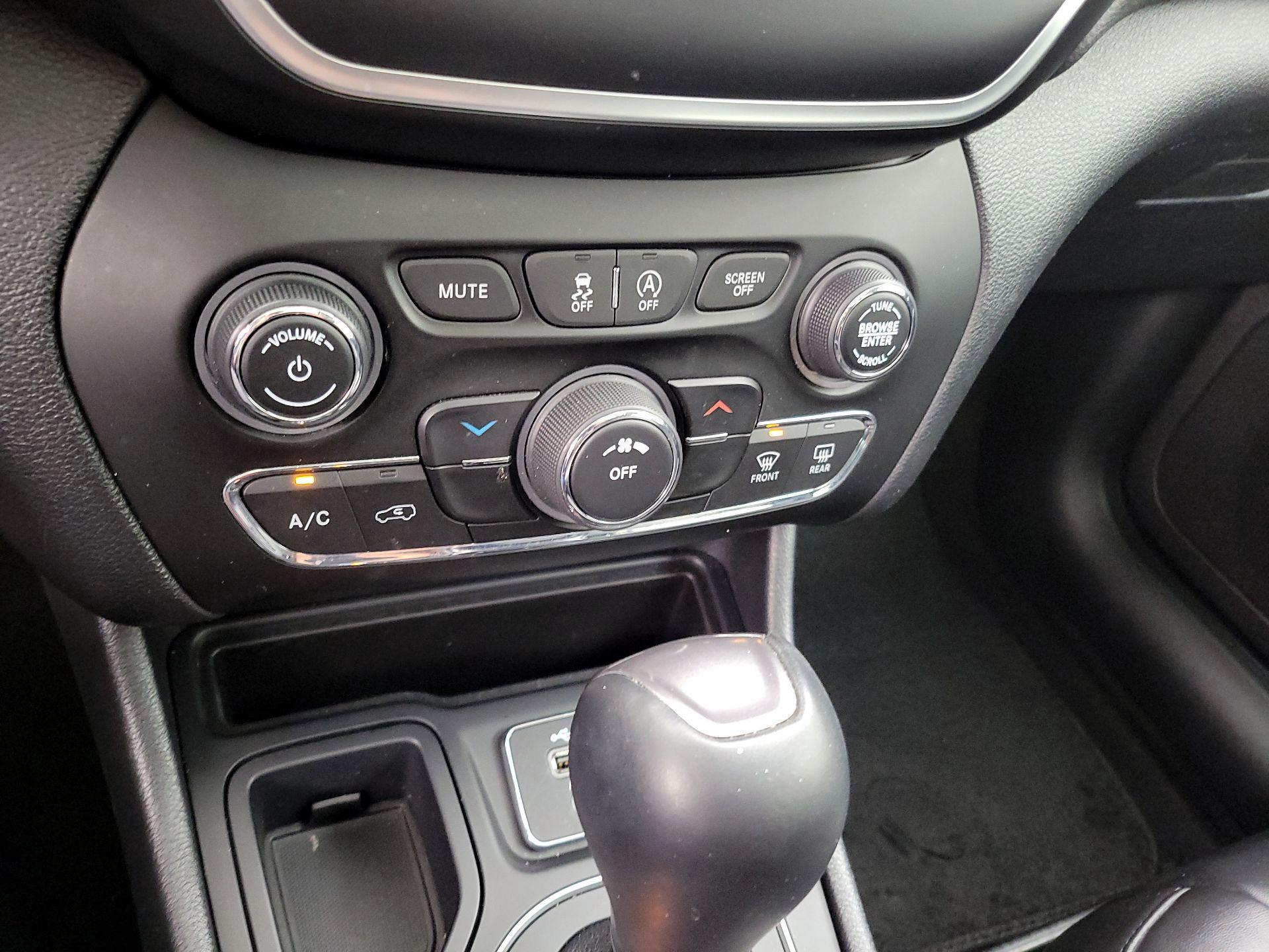 Thumbnail: 2020 Jeep Cherokee - 16