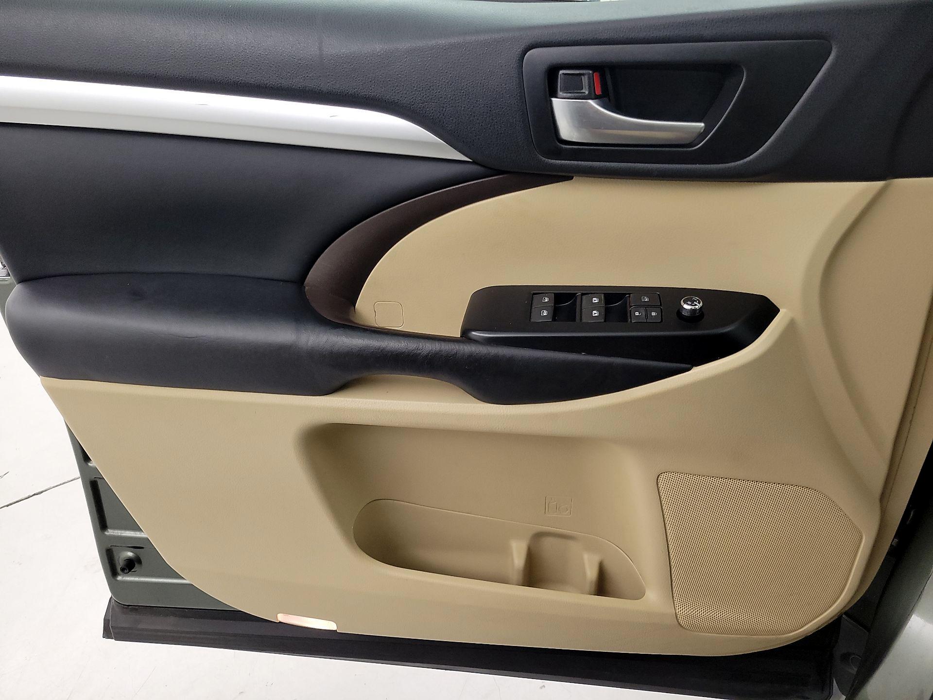 Thumbnail: 2019 Toyota Highlander - 12