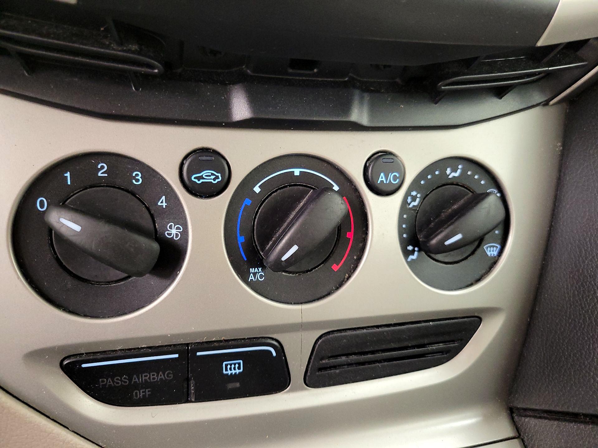 Thumbnail: 2014 Ford Focus - 15