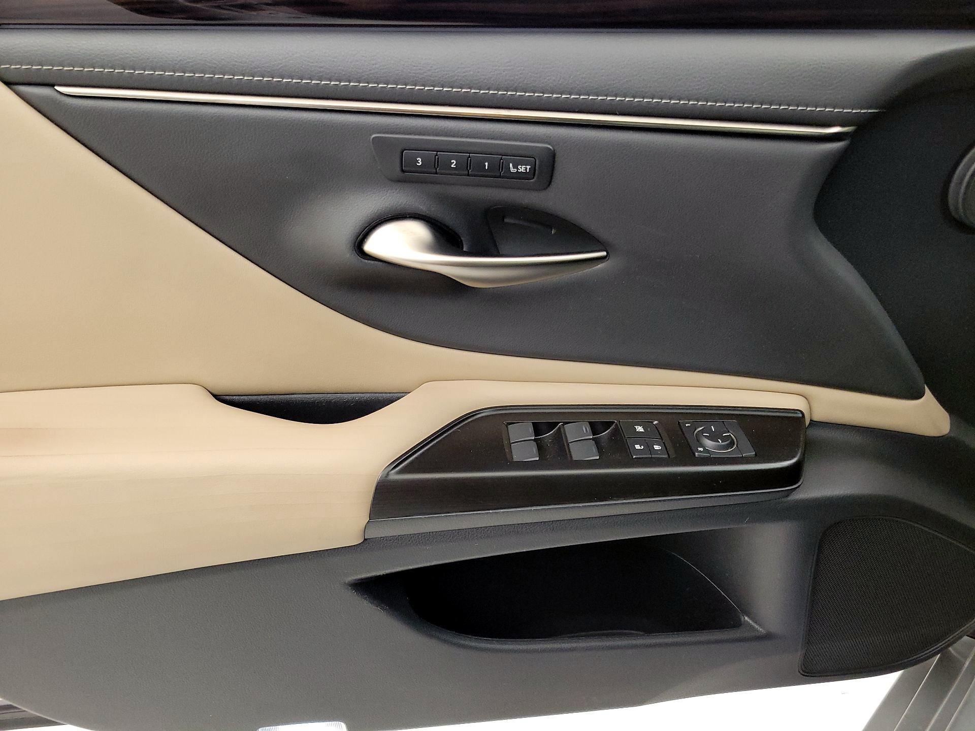Thumbnail: 2019 Lexus ES - 12