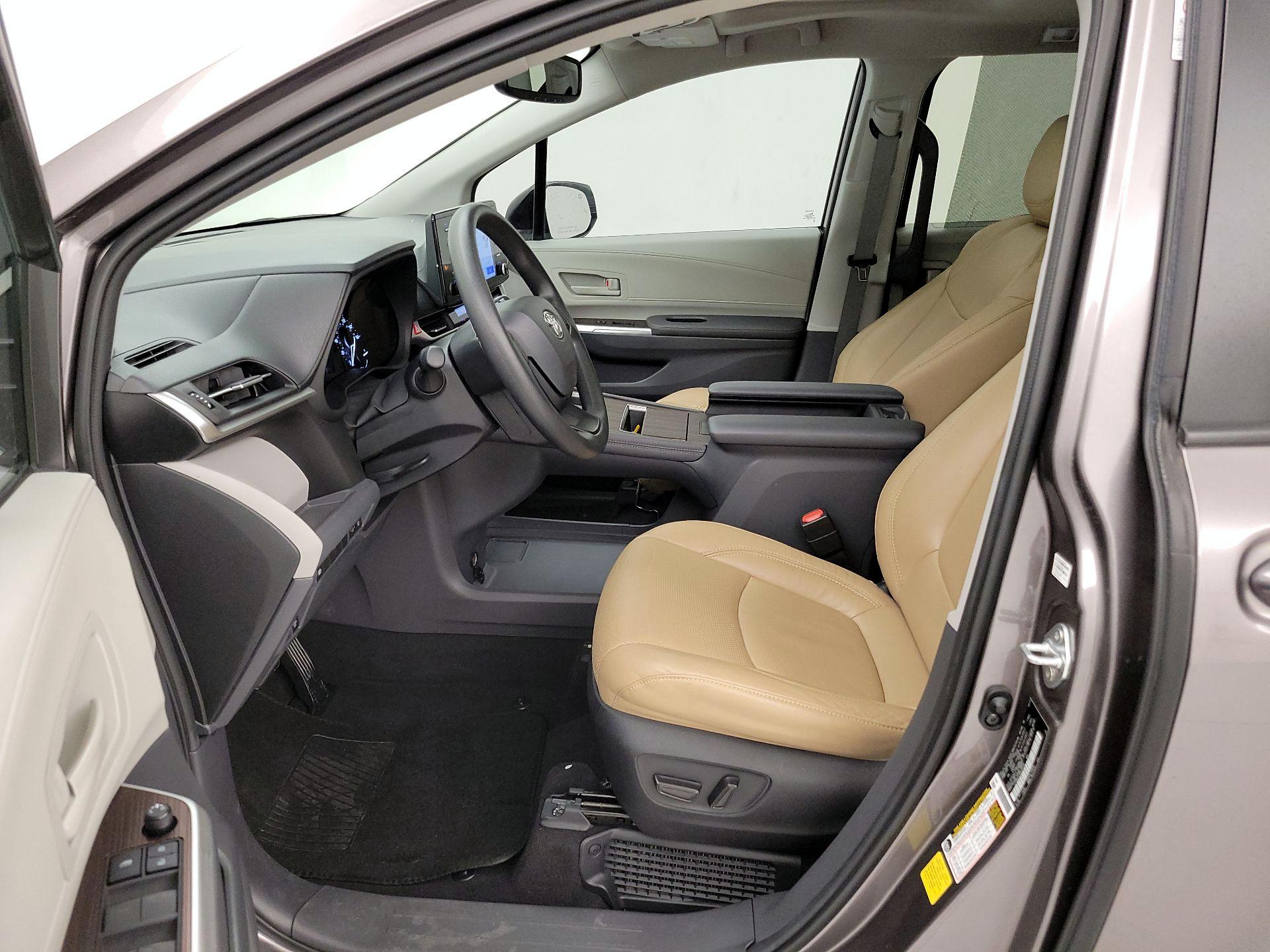 Thumbnail: 2022 Toyota Sienna - 11
