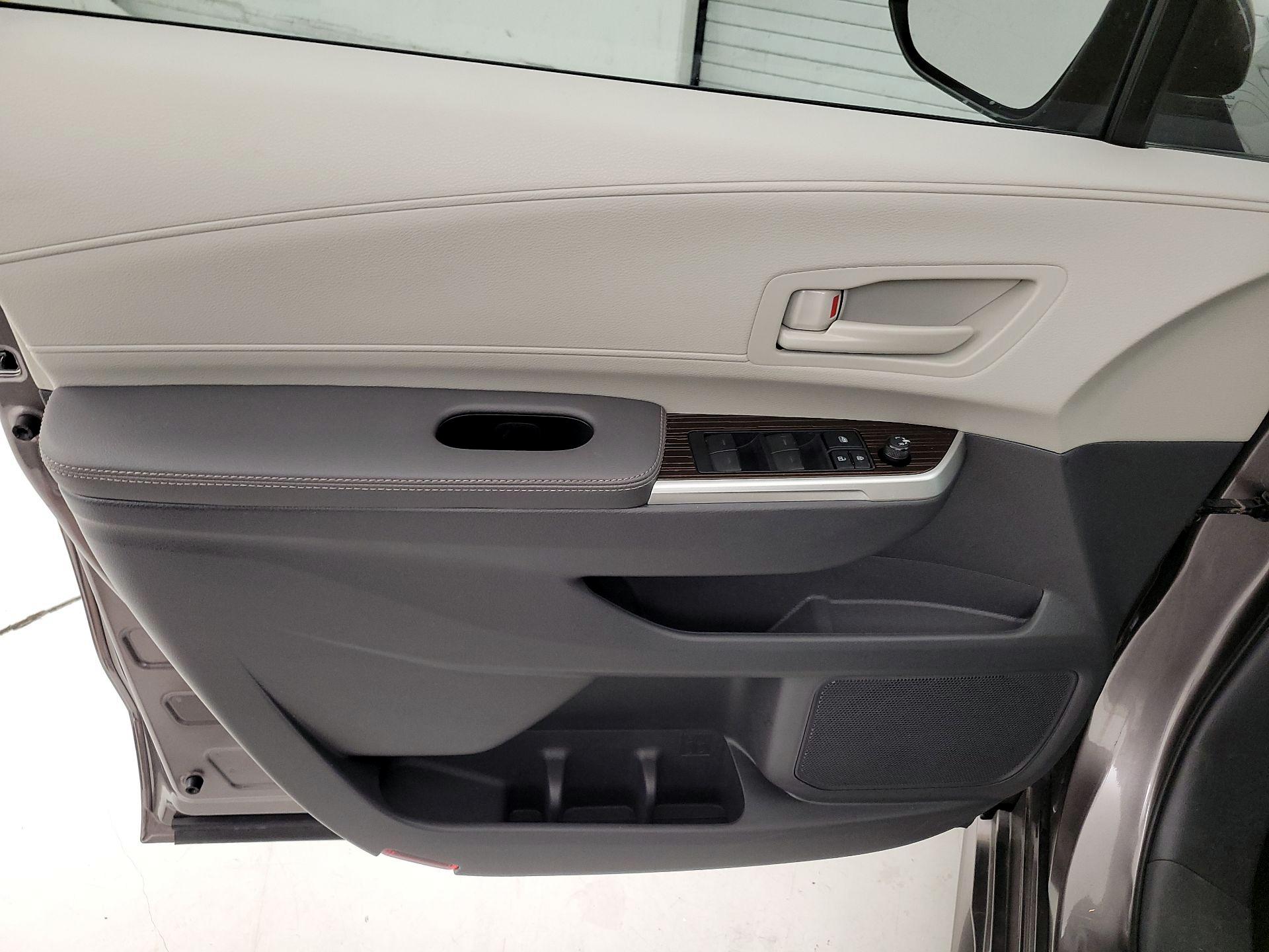 Thumbnail: 2022 Toyota Sienna - 12