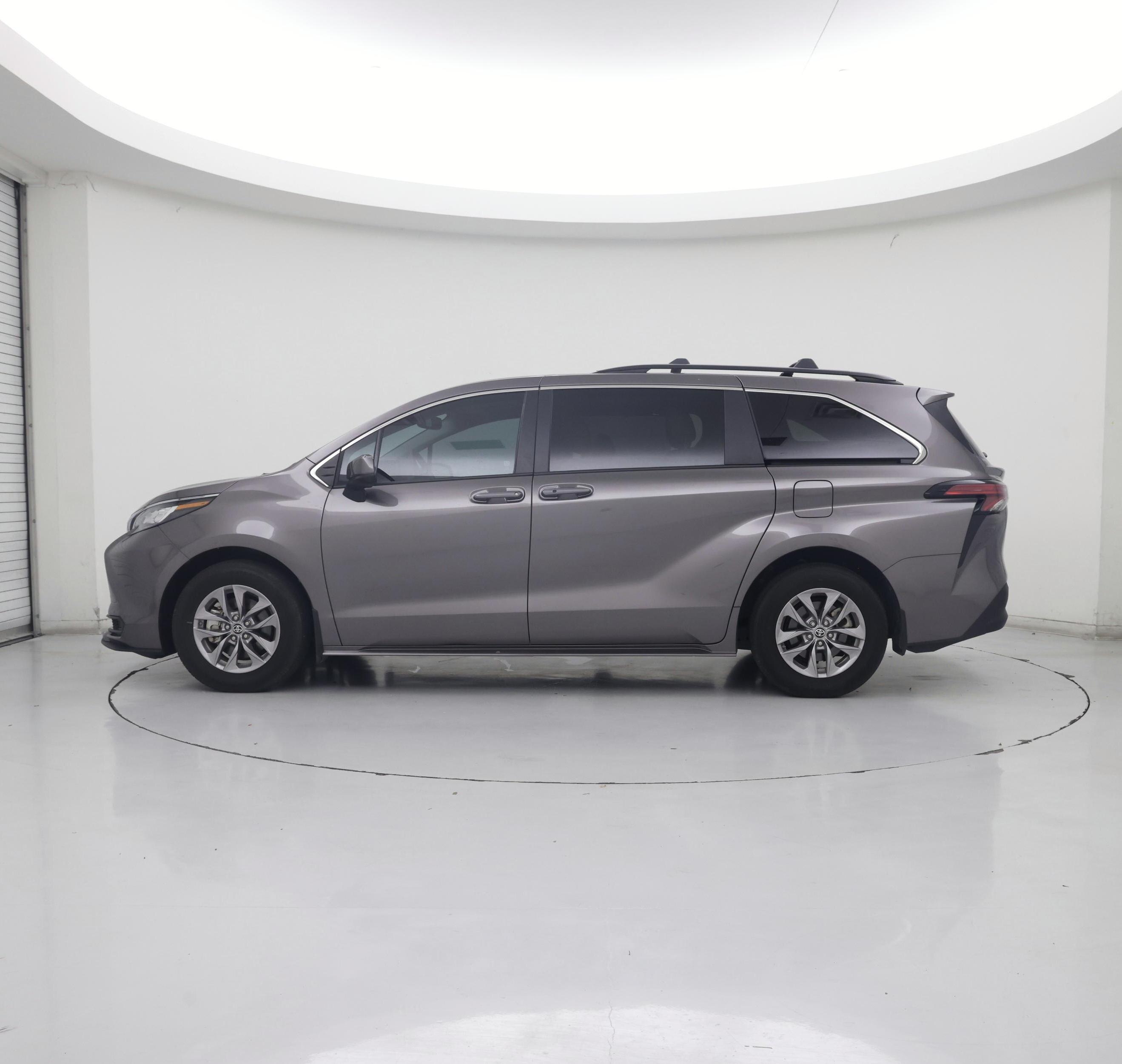 Thumbnail: 2022 Toyota Sienna - 3