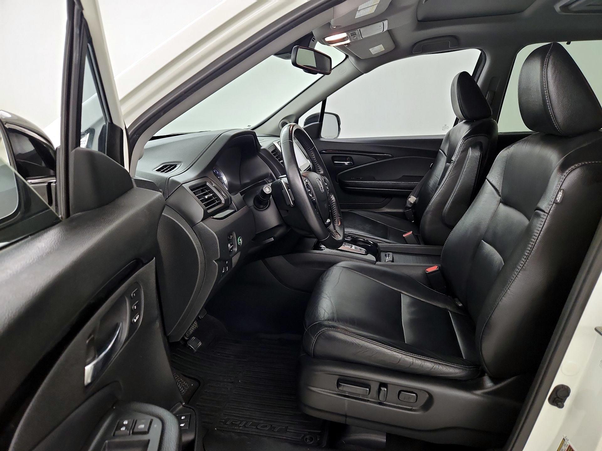 Thumbnail: 2017 Honda Pilot - 11