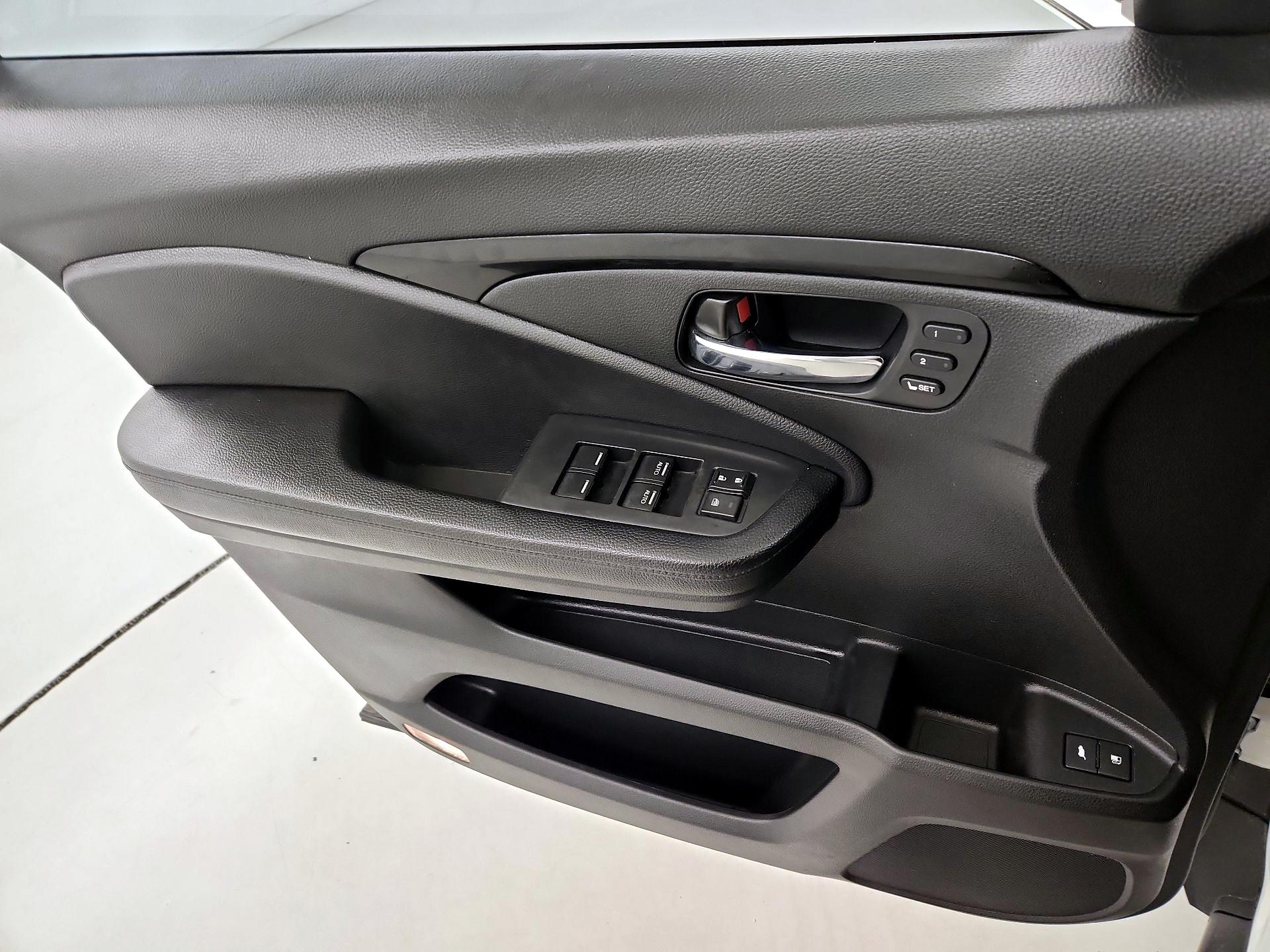 Thumbnail: 2017 Honda Pilot - 12
