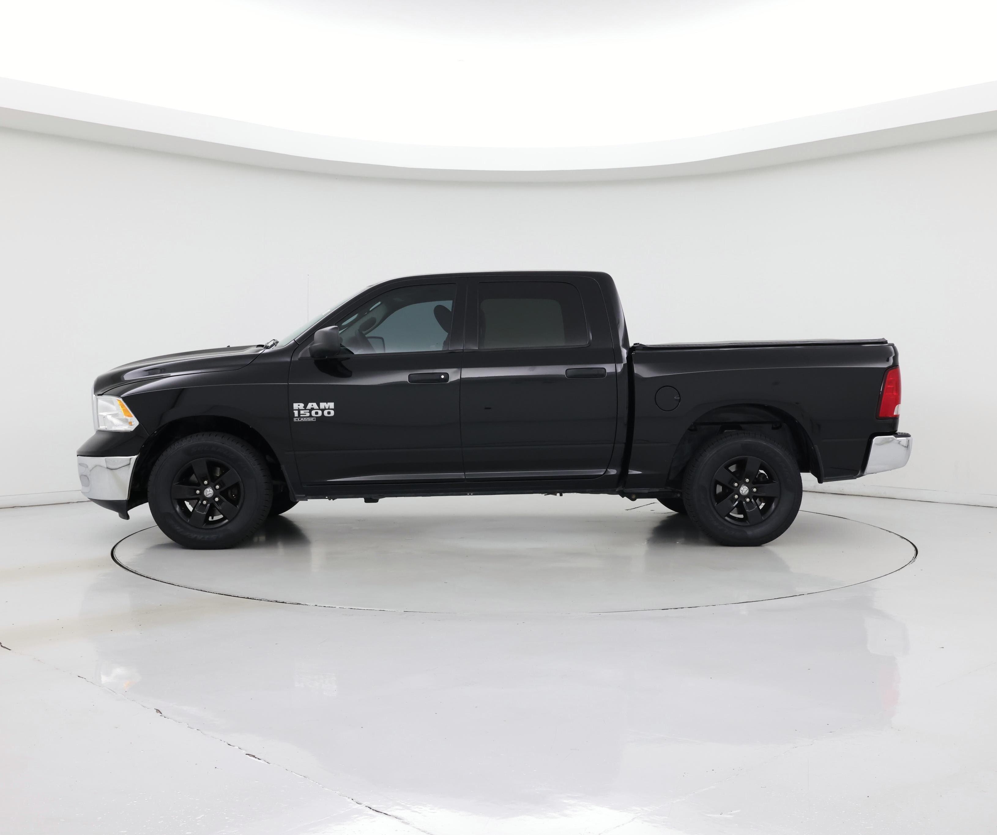 Thumbnail: 2019 RAM 1500 Classic - 3