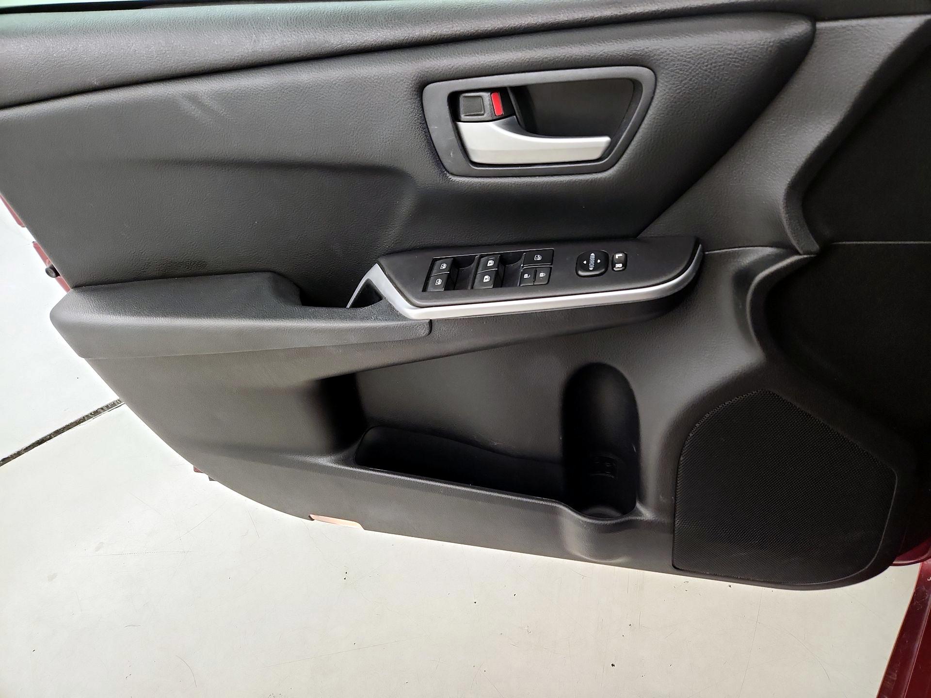 Thumbnail: 2015 Toyota Camry - 12