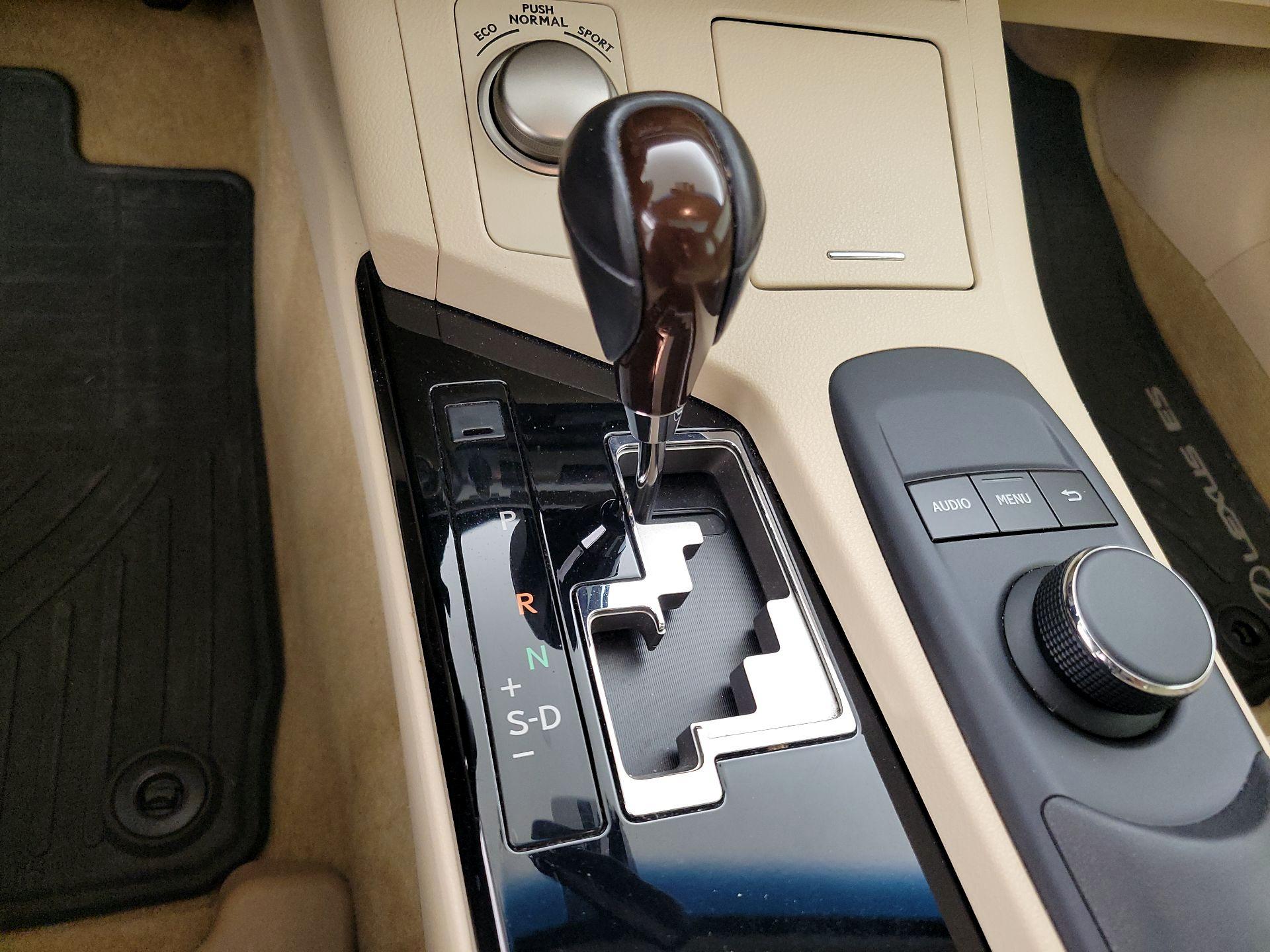 Thumbnail: 2015 Lexus ES - 17